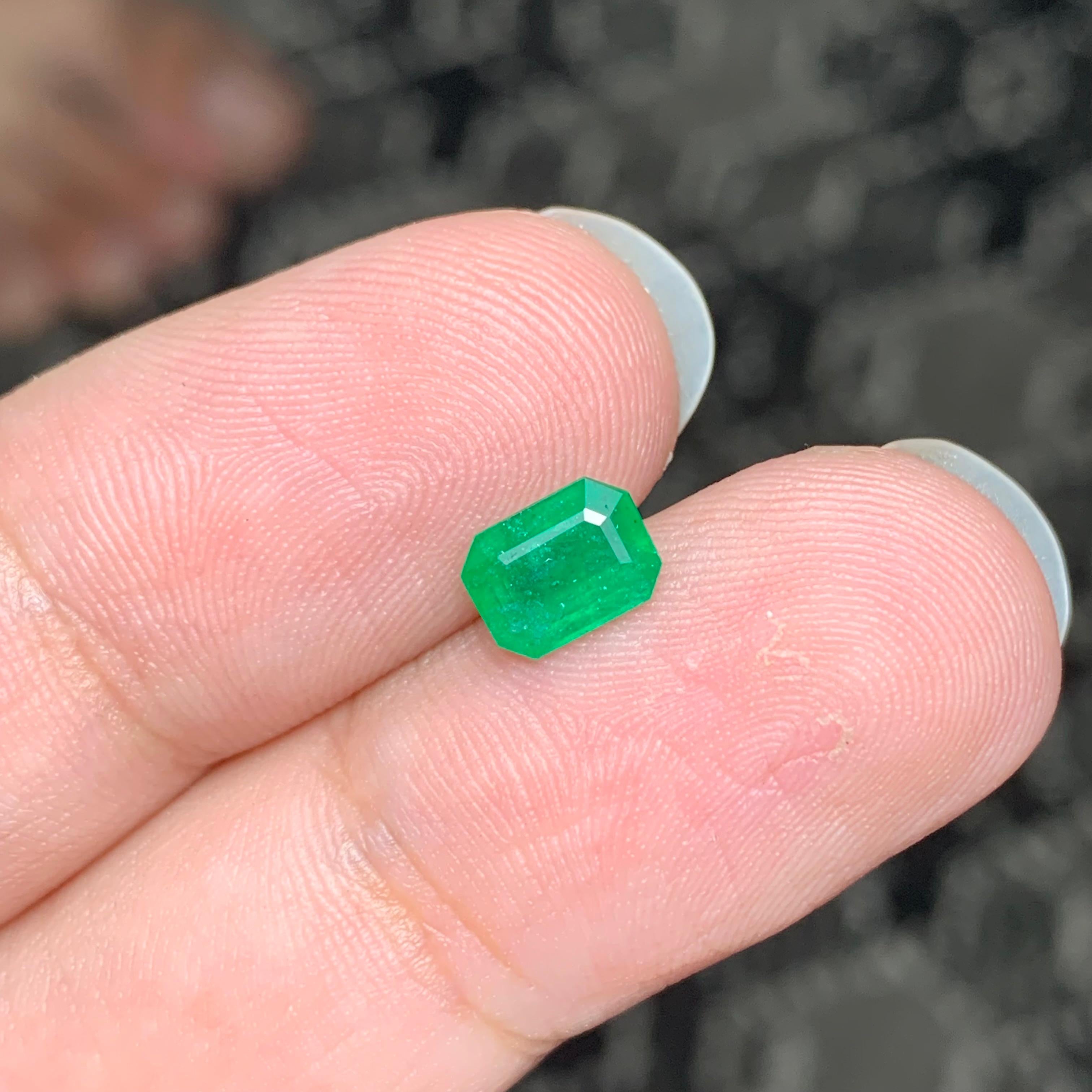 1.15 Carat Natural Loose Emerald Gemstone From Swat Mine, Pakistan In New Condition For Sale In Peshawar, PK