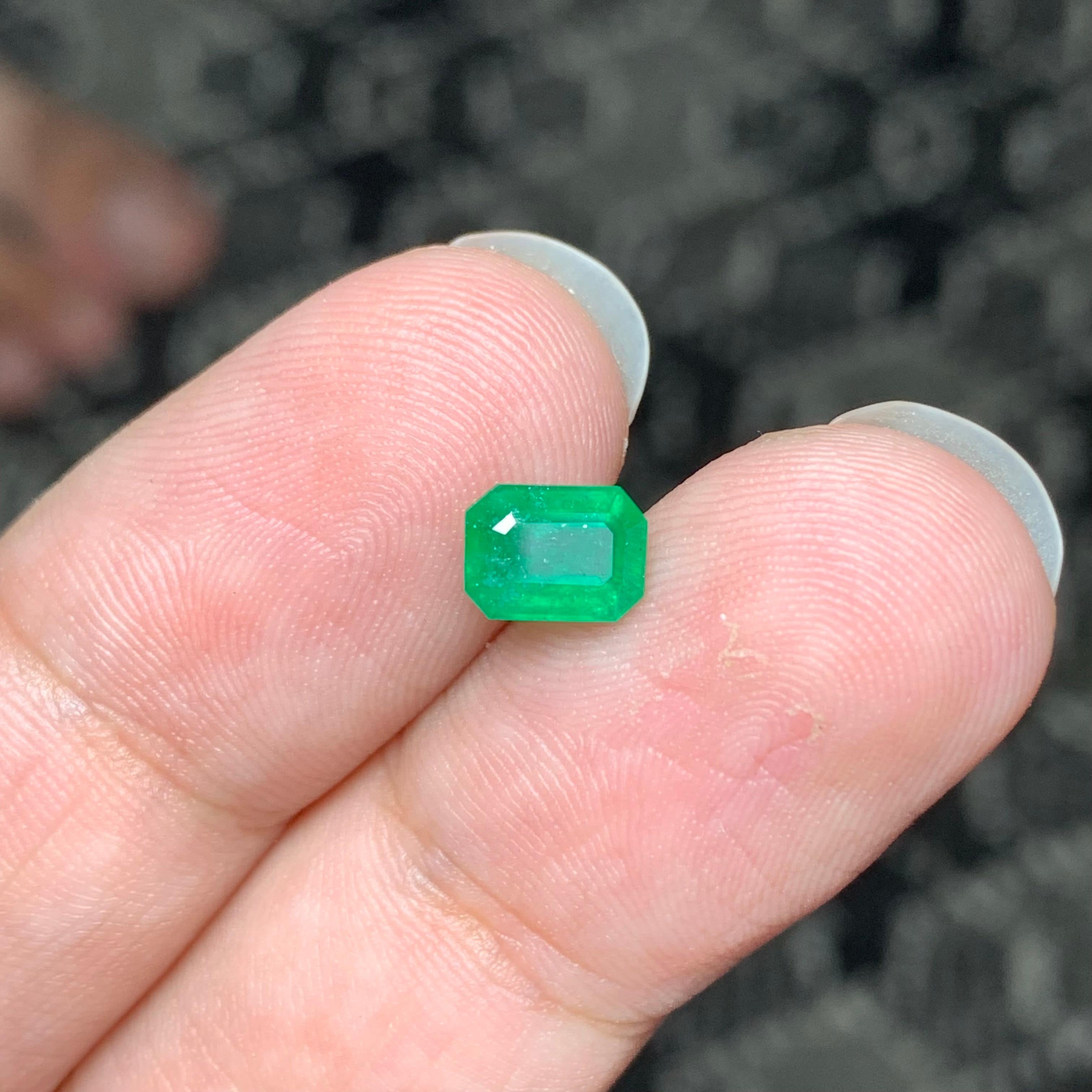 Women's or Men's 1.15 Carat Natural Loose Emerald Gemstone From Swat Mine, Pakistan For Sale