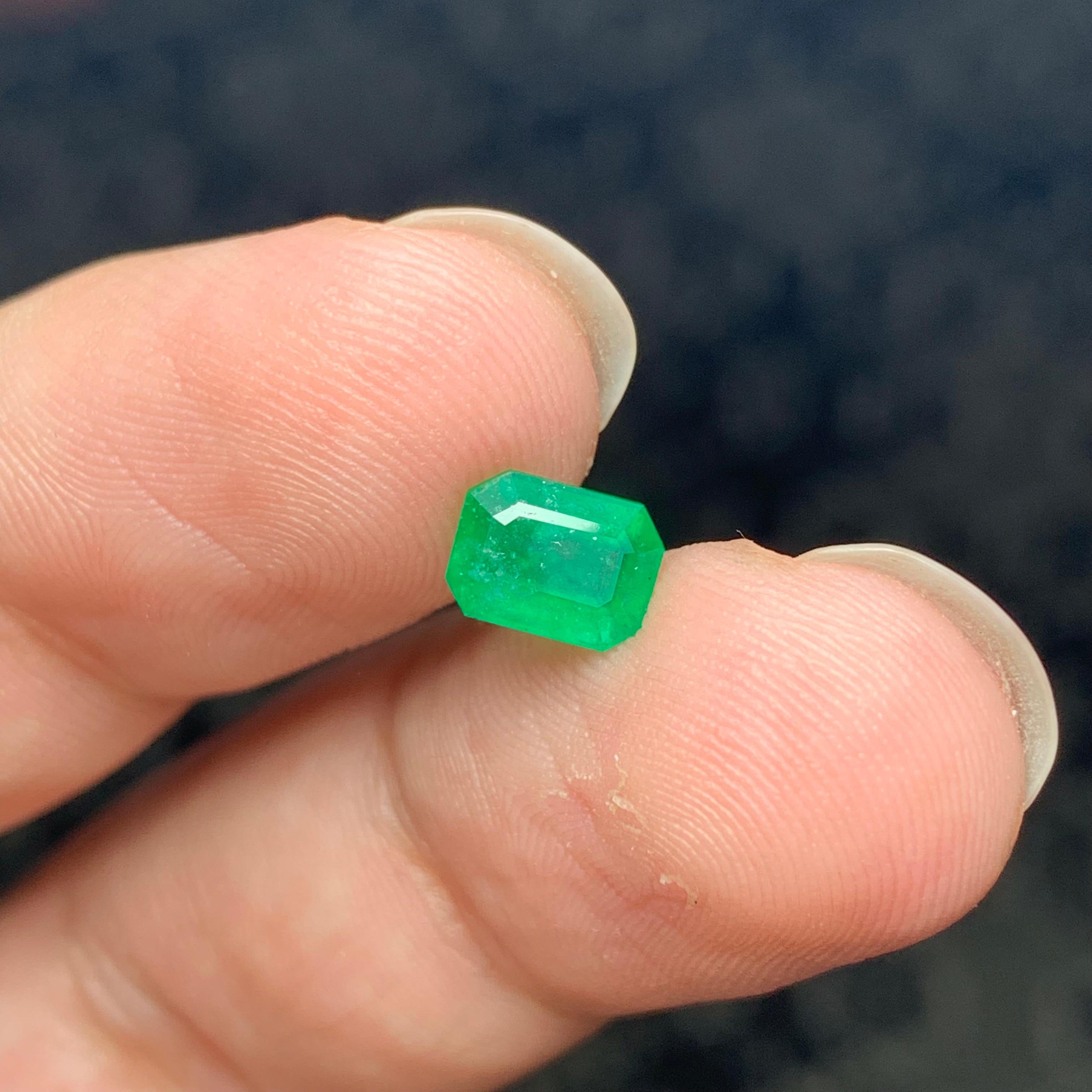 1.15 Carat Natural Loose Emerald Gemstone From Swat Mine, Pakistan For Sale 2