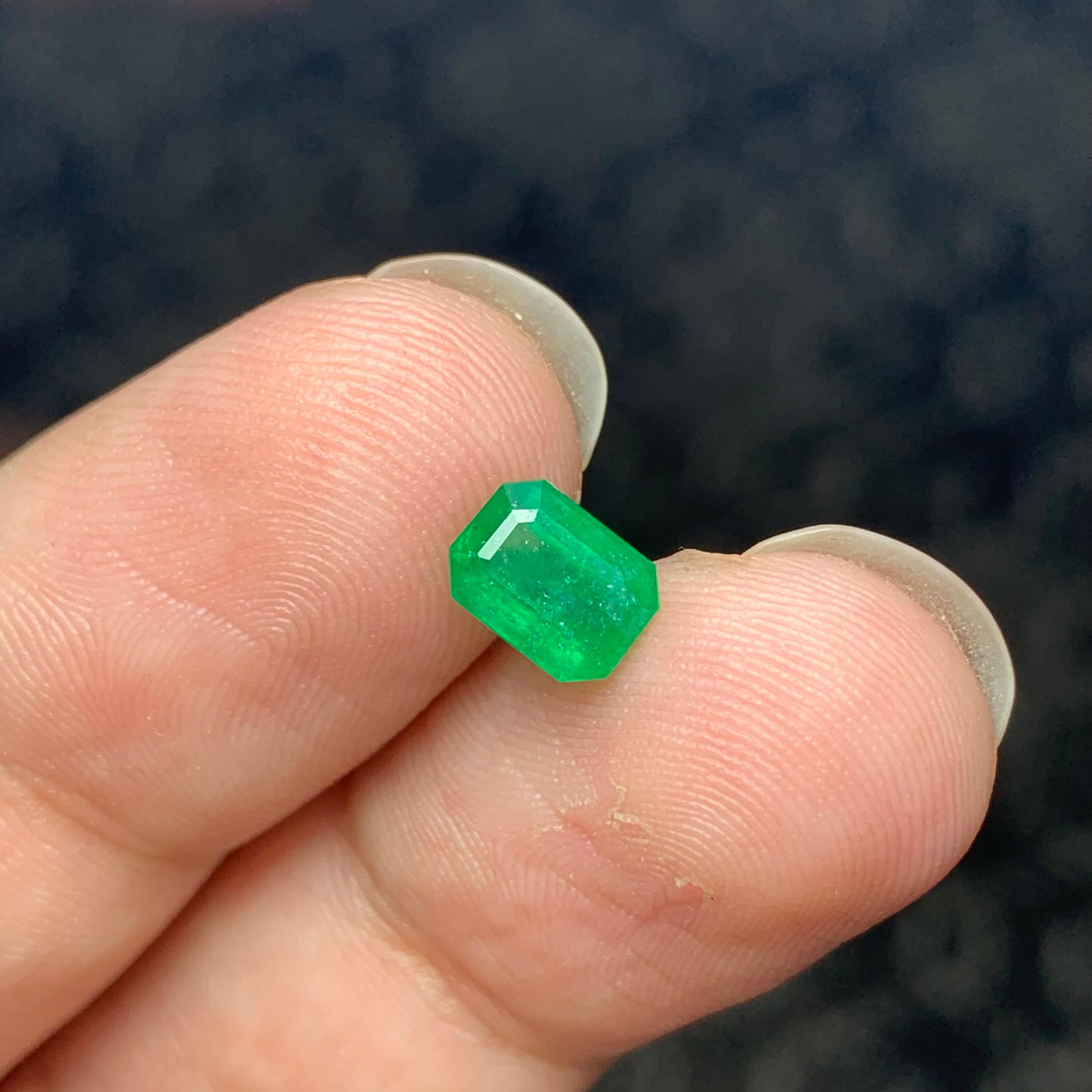 1.15 Carat Natural Loose Emerald Gemstone From Swat Mine, Pakistan For Sale 3