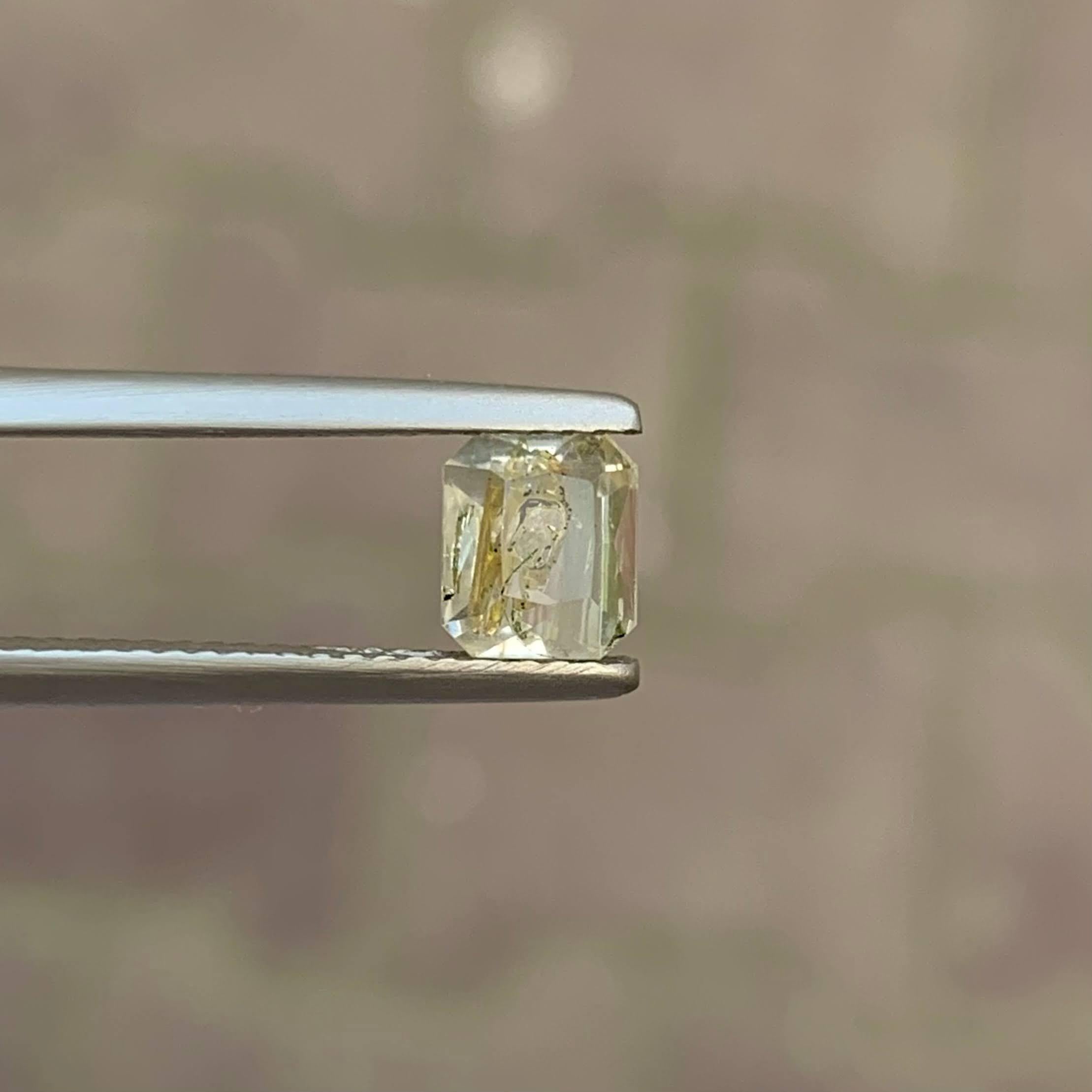 Peso 1,15 carati 
Dimensioni 6,3x5,3x4,4mm
Trattamento Nessuno
Origine Pakistan 
Chiarezza VVS 
Forma Taglio Smeraldo 





Questo quarzo petrolifero naturale sfuso da 1,15 carati proveniente dal Pakistan è un'affascinante e rara gemma da