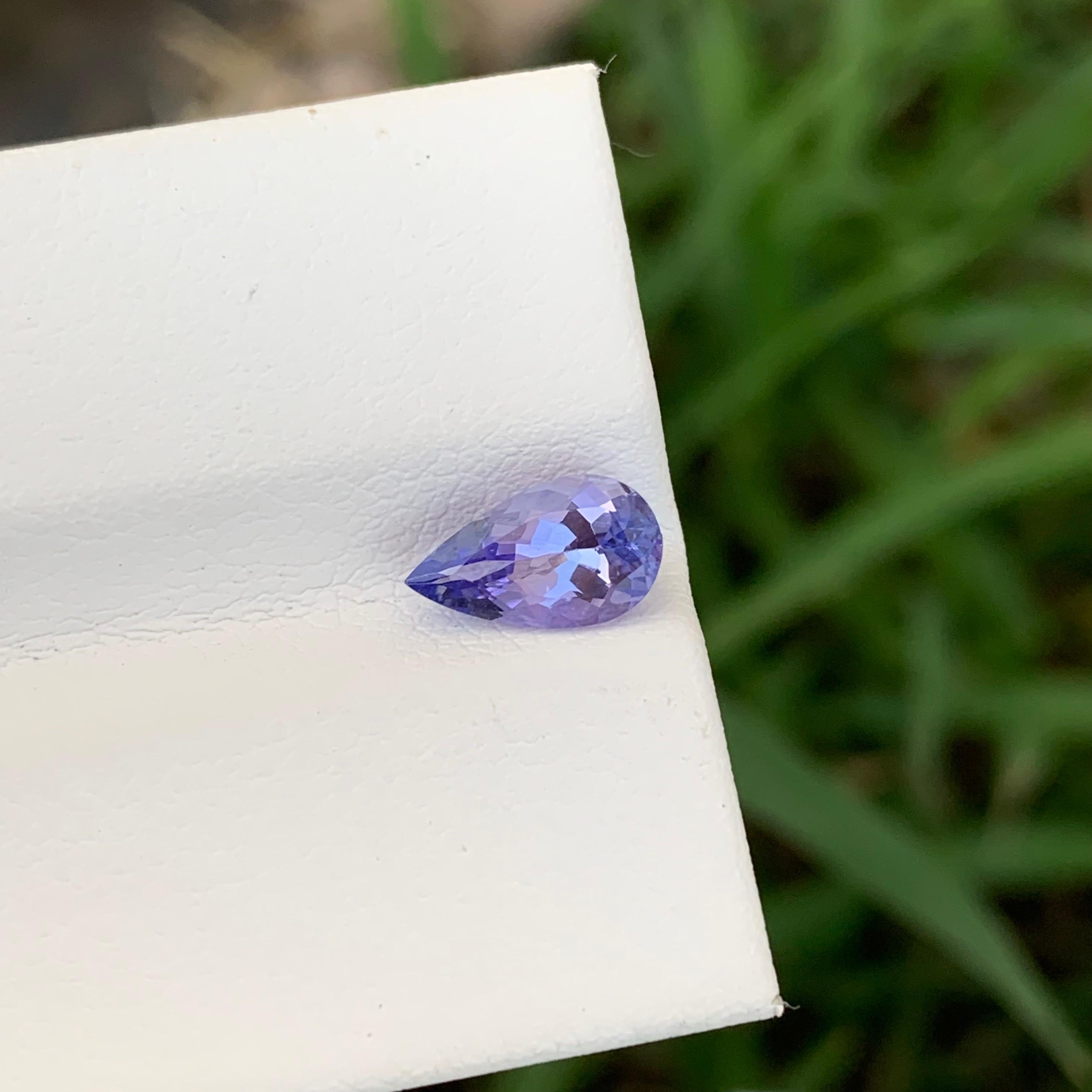 Facettierter Tansanit
Gewicht: 1,15 Karat
Abmessung: 9 x 5.2 x 3.7 Mm
Die Form: Birne 
Farbe: helles Violett
Behandlung: Nicht
Zertifikat: Auf Anfrage
.
Härte. Der Tansanit ist im Vergleich zum Amethyst ein etwas weicher Stein. Auf der Mohs-Skala