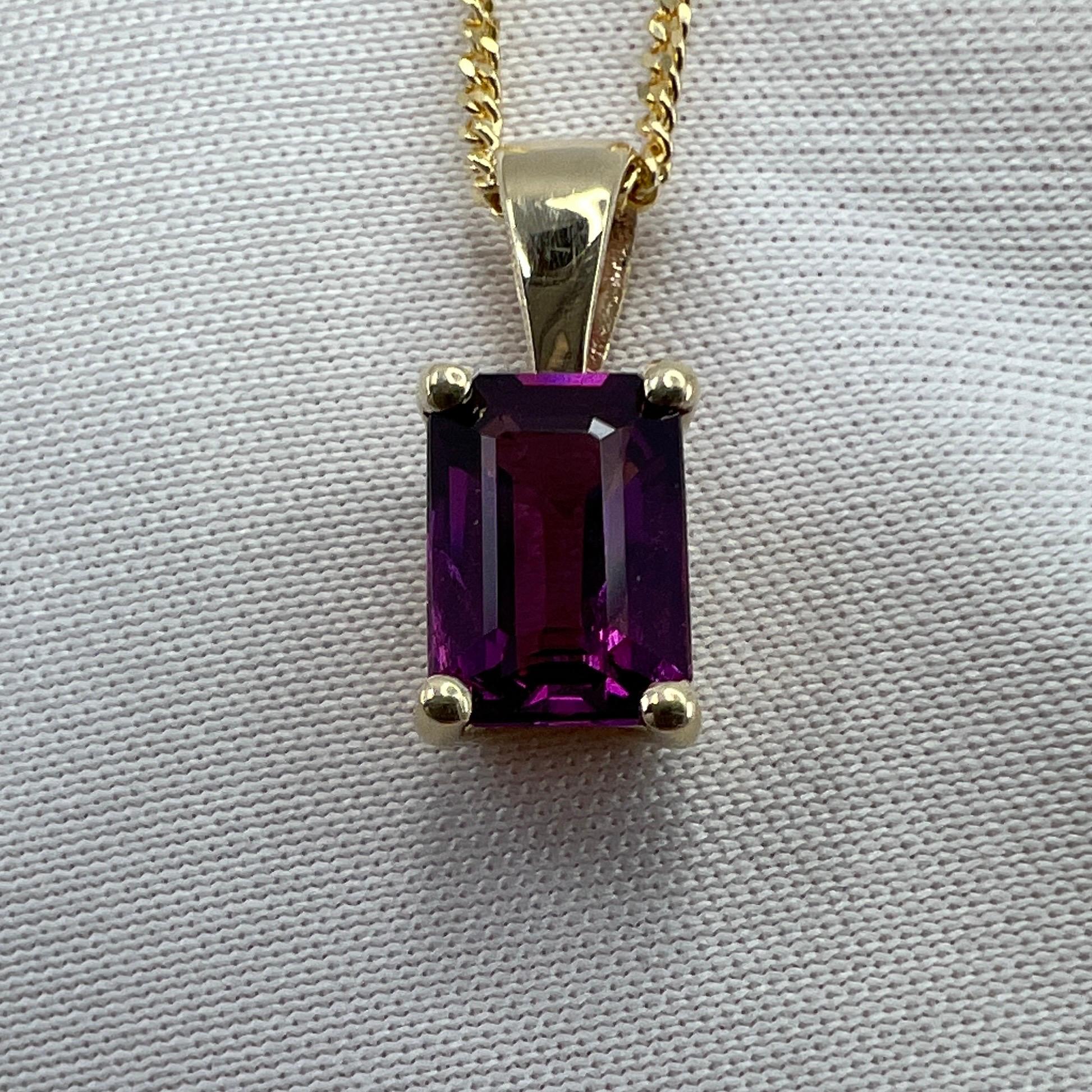 Pendentif en or jaune 18 carats, taille émeraude, grenat rhodolite pourpre fluo 

Magnifique grenat Malawi naturel de 1,15ct, d'un violet néon rare, serti dans un pendentif solitaire en or jaune 18k.

Les grenats rhodolites du Malawi sont une