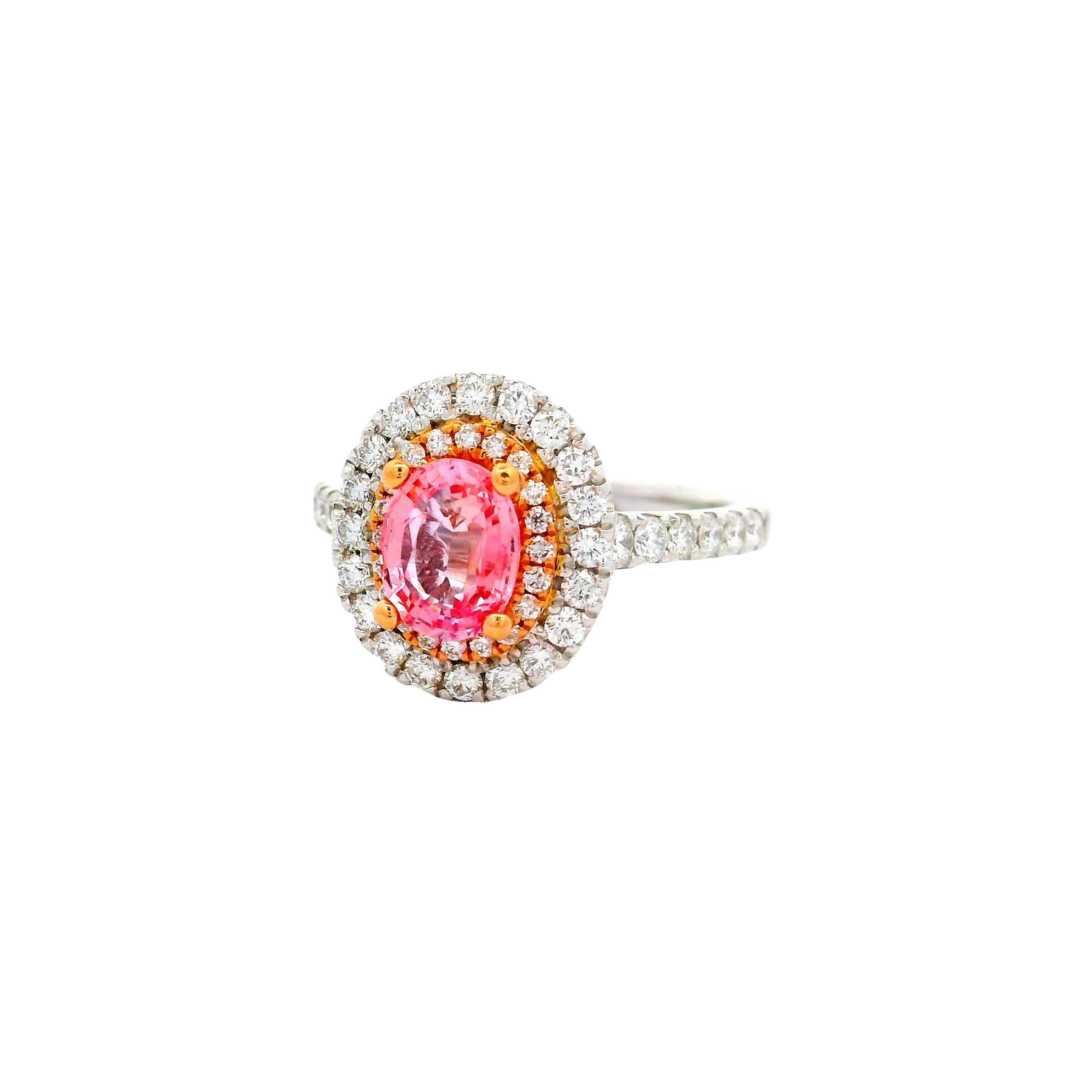 Uno squisito zaffiro Padparadscha di 1,15 carati è il centro di questo anello contemporaneo. Lo zaffiro di forma ovale ha un accattivante colore rosa-arancio che è estremamente raro da trovare e che dà alla pietra il nome commerciale di Padparascha.