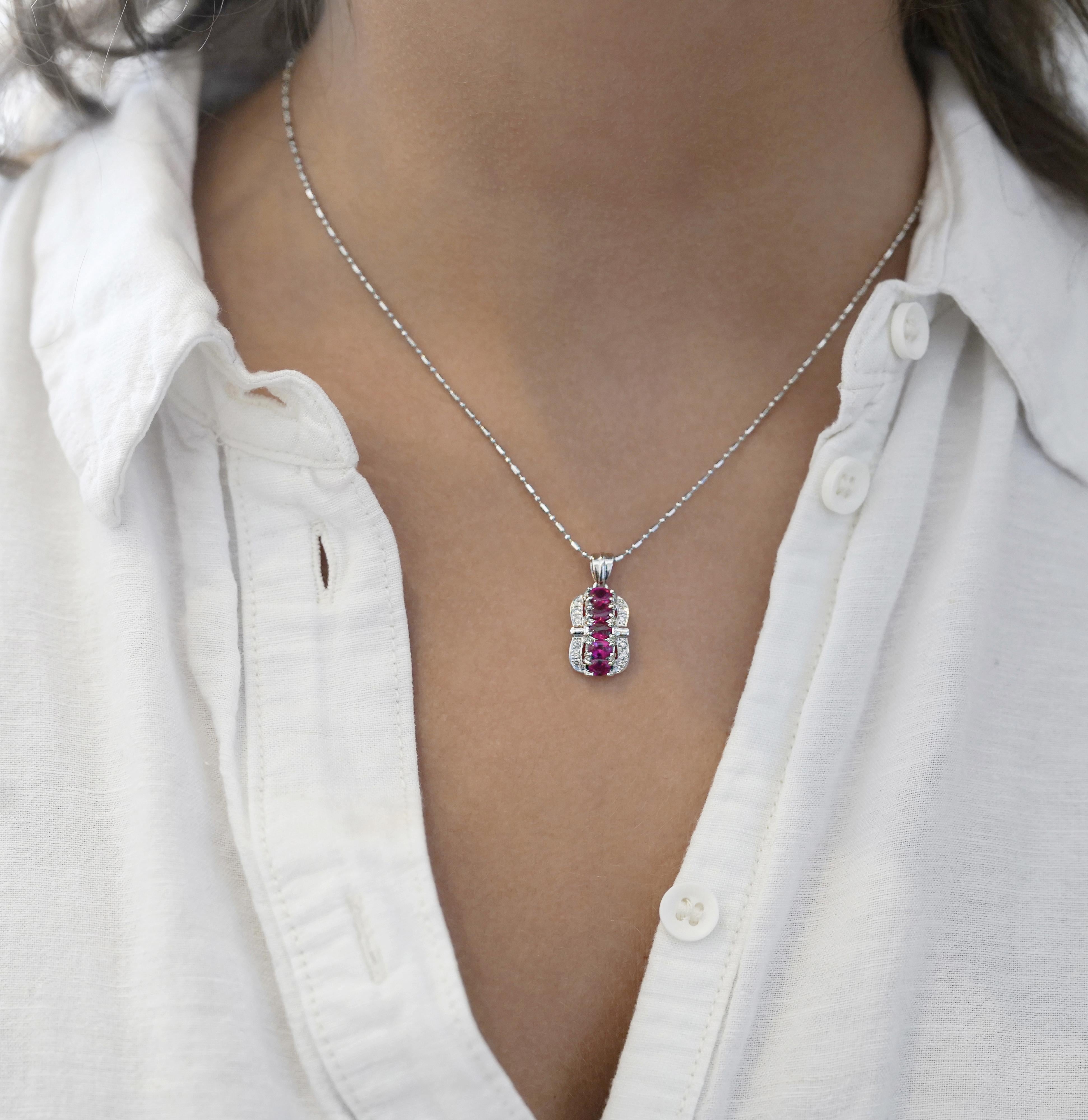 Taglio ovale Collana di diamanti e rubino rosso rosato da 1,15 carati in platino in vendita