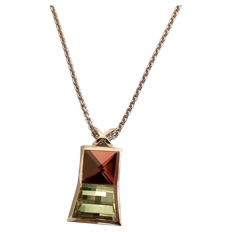 Gorgeous necklace, created by Wagner Preziosen, made of 18 carat white gold and 2 extraordinary cut tourmalines:
1 reddish-pink Context Cut Ia tourmaline of 11,5 carats and
1 green checkerboard cut tourmaline, 16 x 12 mm / 0.63 x 0.47 inches