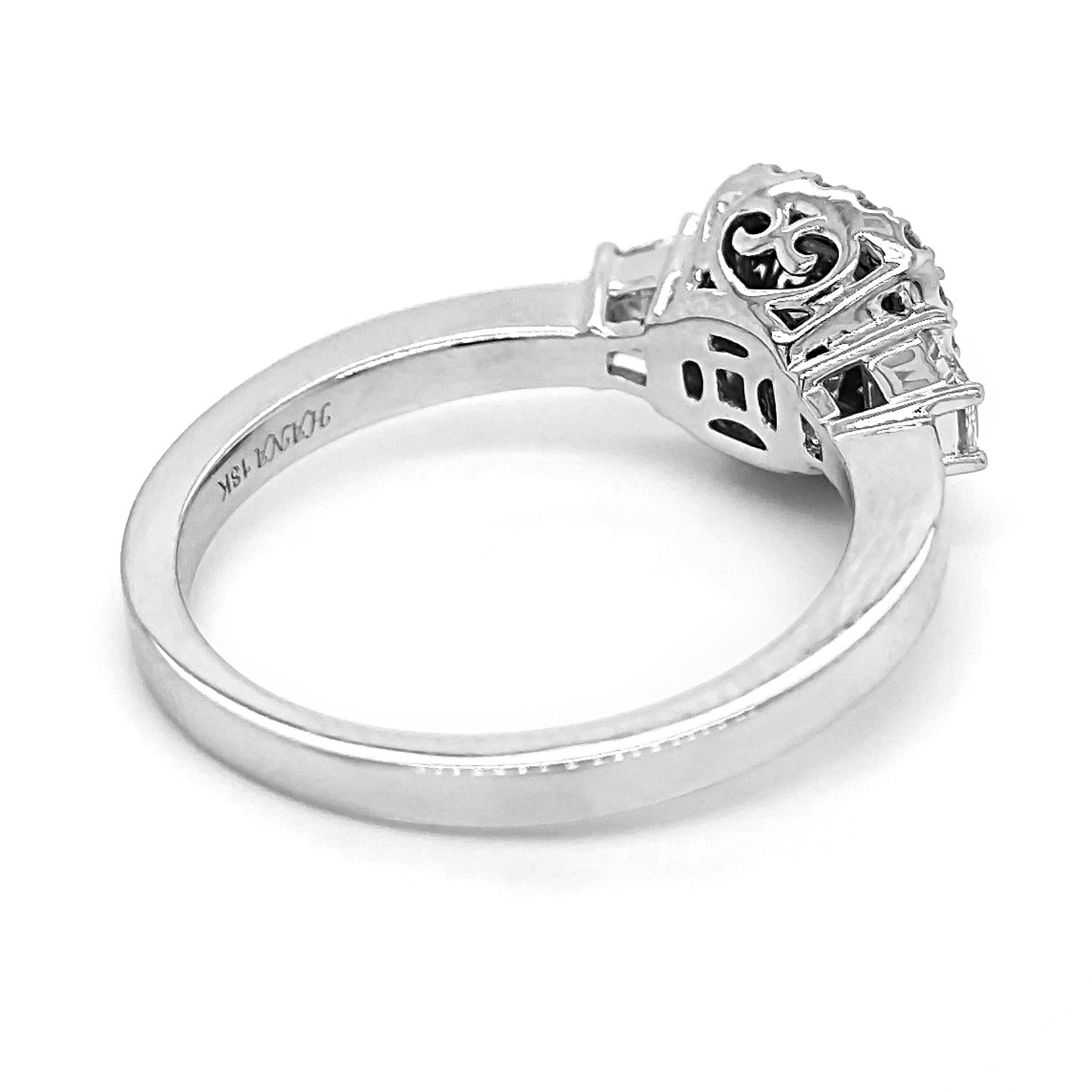 1 Saphir Edelstein: 0,81 Karat
2 Fancy-Diamanten: 0,23 Karat
18 weiße runde Diamanten: 0,11 Karat
Metall: 18K Weißgold, 4,10 Gramm
