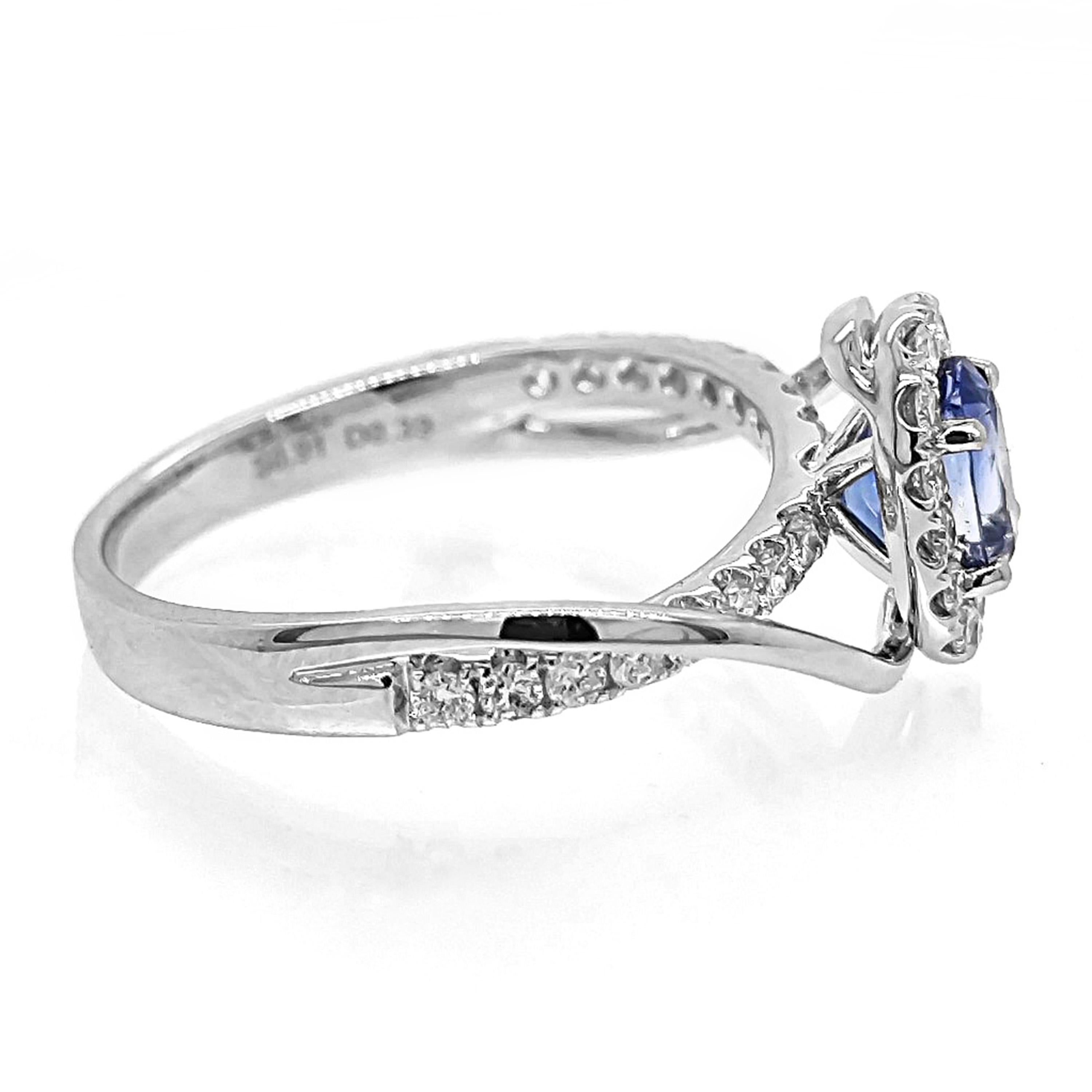 1 Saphir Edelstein: 0,91  Karat
30 weiße Diamanten: 0,39 Karat
Metall: 18K Weißgold, 3,20 Gramm
