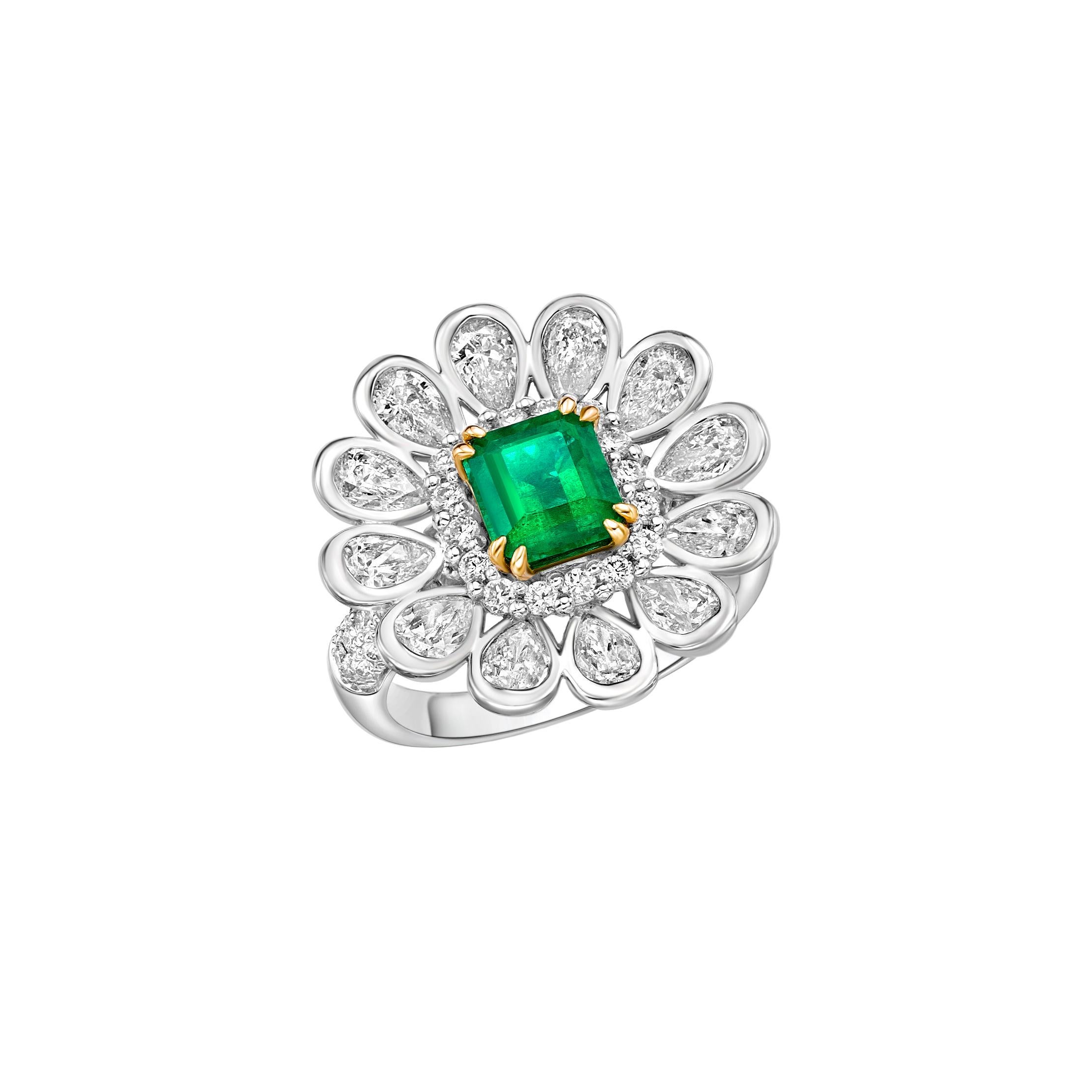 1.15 Carat Sunfiower Emerald Bridal Ring in 18KWYG with White Diamond. In New Condition For Sale In Hong Kong, HK