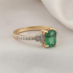 1.15 Carat Zambian Emerald 0.16 Carat SI/H Diamond 14 Karat Yellow Gold Ring