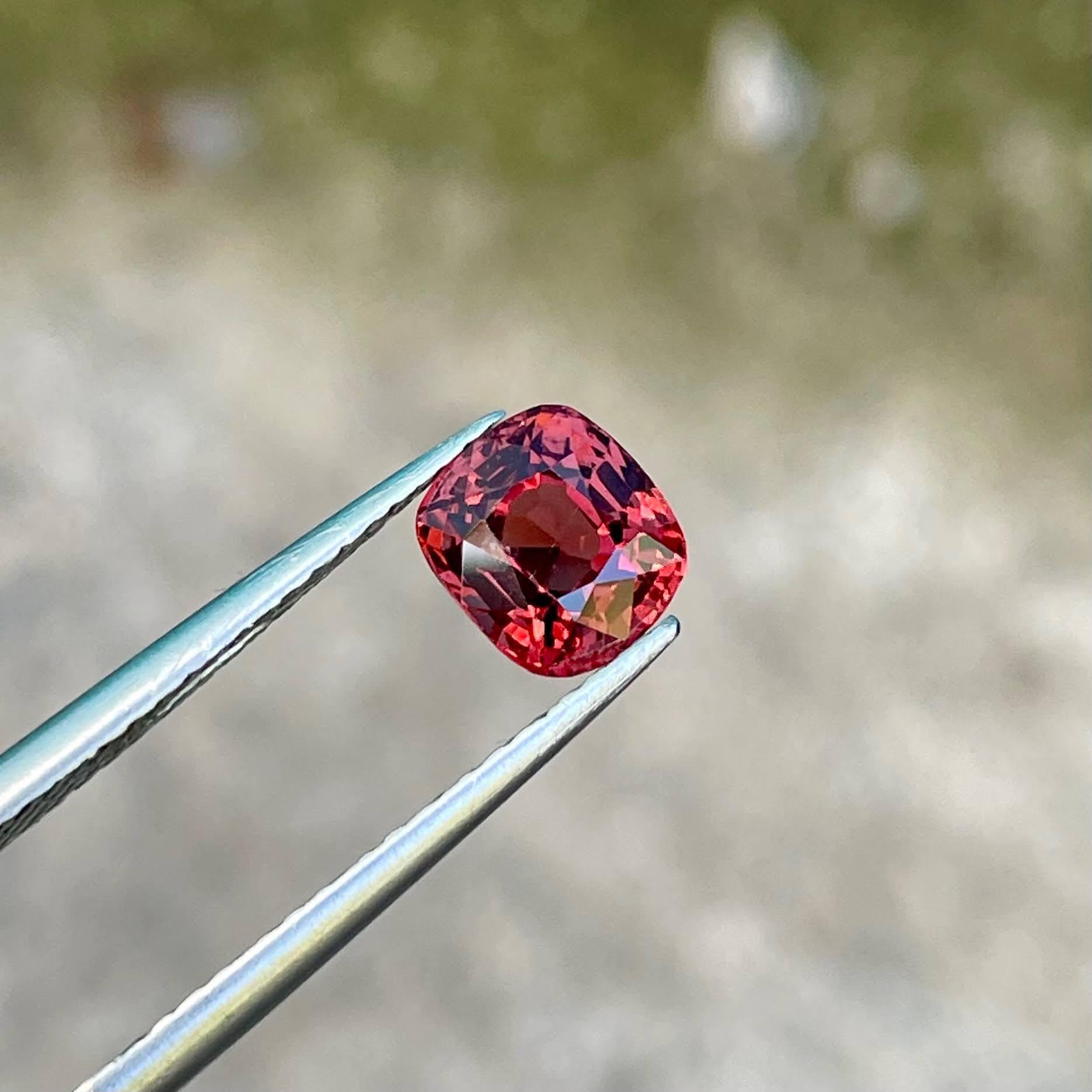 1.15 Carats Orange Red Burmese Loose Spinel Stone Cushion Cut Natural Gemstone (pierre spinelle rouge de Birmanie taillée en coussin) Unisexe en vente
