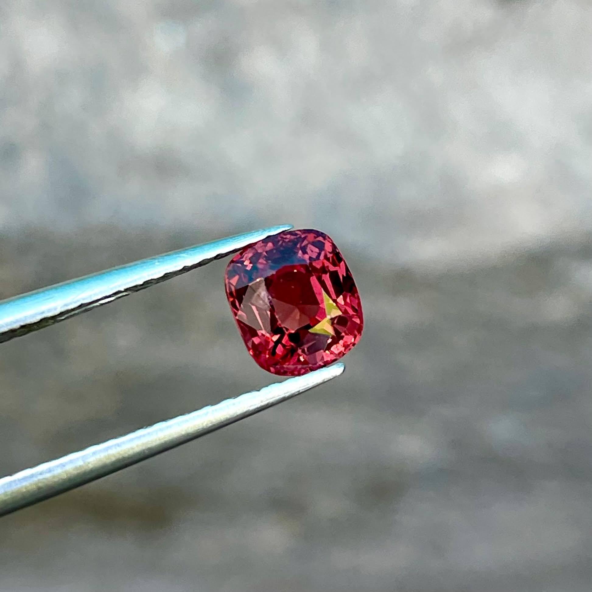 1.15 Carats Orange Red Burmese Loose Spinel Stone Cushion Cut Natural Gemstone (pierre spinelle rouge de Birmanie taillée en coussin) en vente 1