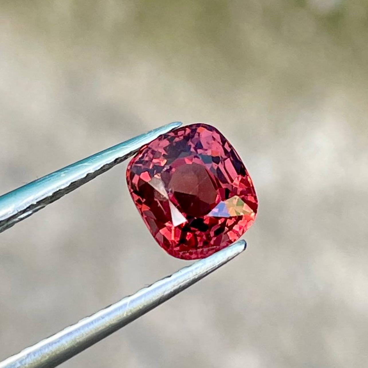 1.15 Carats Orange Red Burmese Loose Spinel Stone Cushion Cut Natural Gemstone (pierre spinelle rouge de Birmanie taillée en coussin) en vente 2