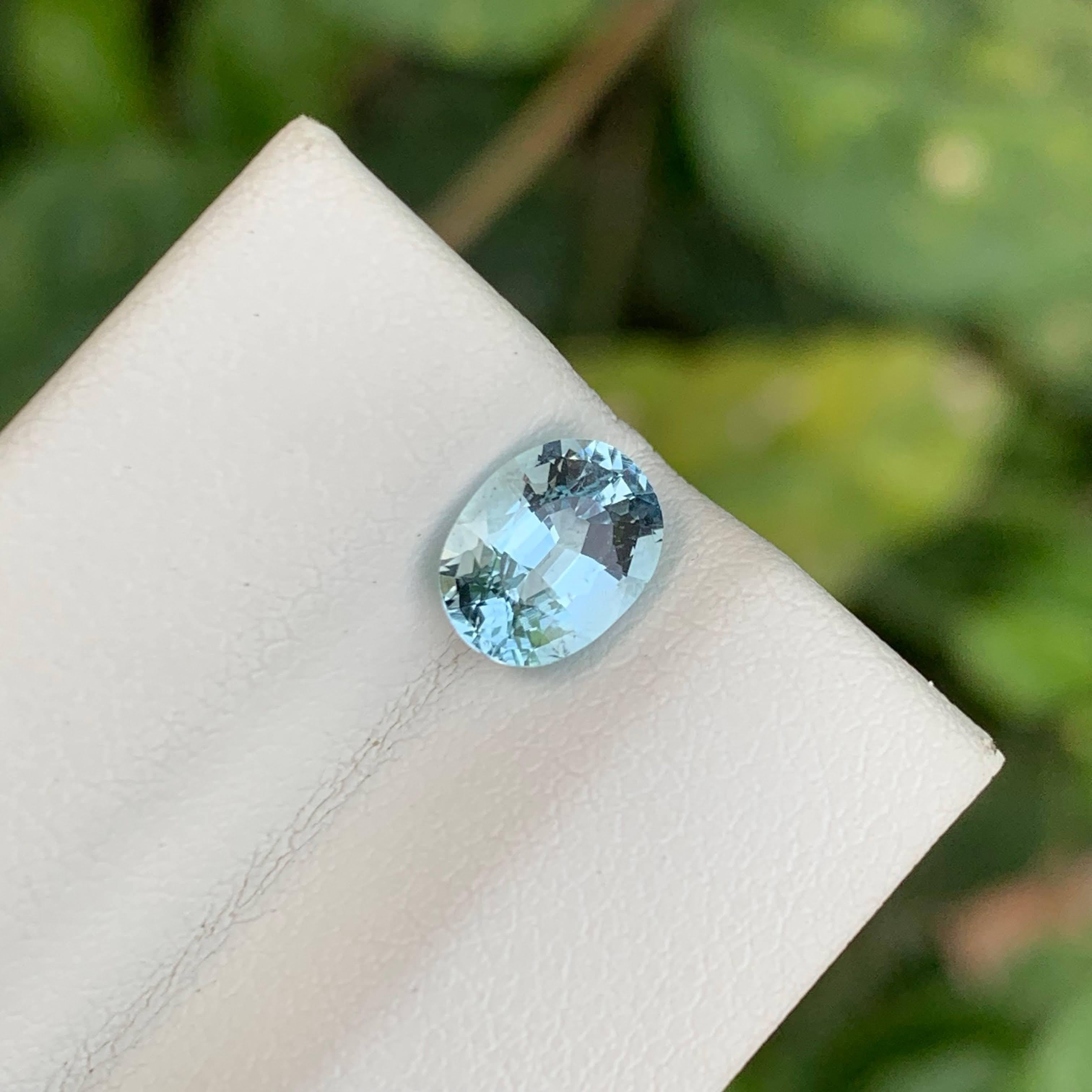 Modern 1.15 carats Blue Aquamarine Stone Oval Cut Natural African Gemstone For Sale