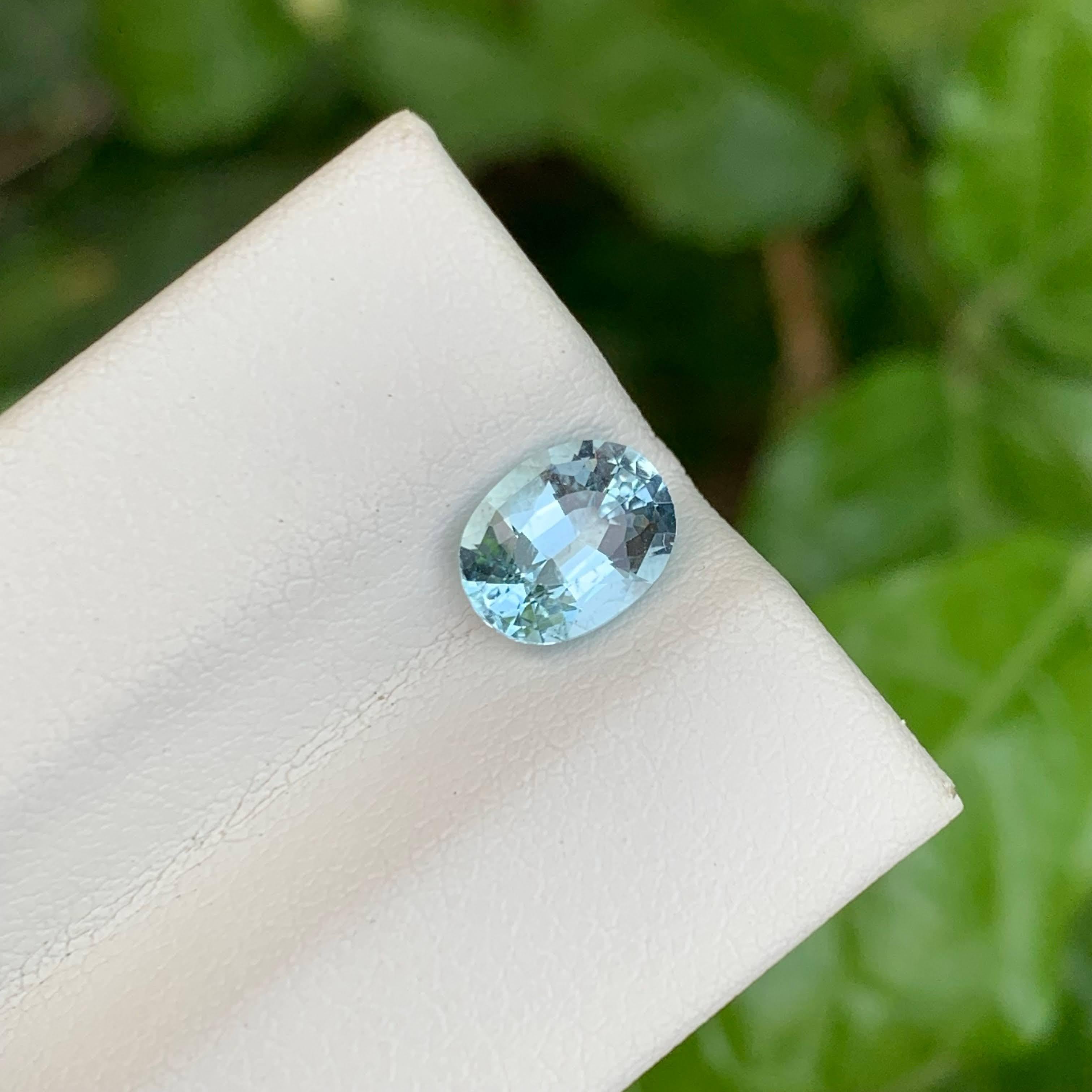 Women's or Men's 1.15 carats Blue Aquamarine Stone Oval Cut Natural African Gemstone For Sale
