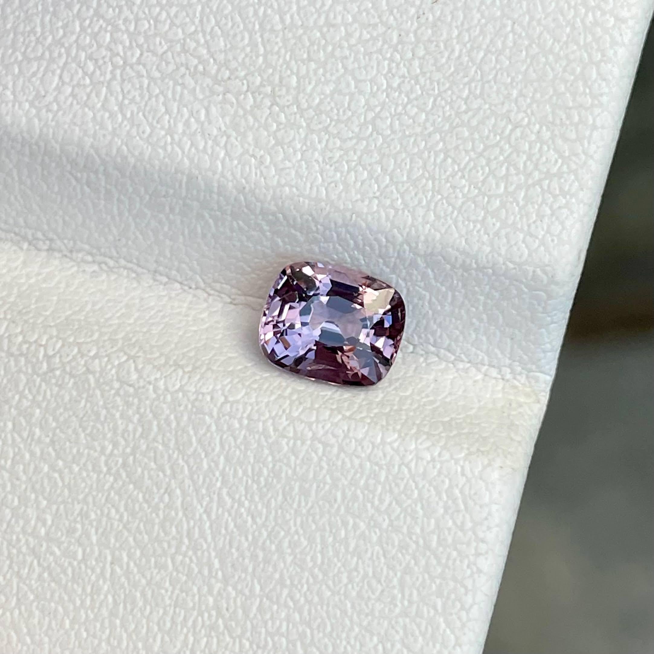 Poids 1,15 carats 
Dimensions 6,75x5,60x3,9 mm
Traitement aucun 
Origine Birmanie 
Clarté VVS
Coussin de forme 
Coupe fantaisie coussin 



La pierre spinelle birmane violet grisâtre de 1,15 carats est une pierre précieuse naturelle captivante,