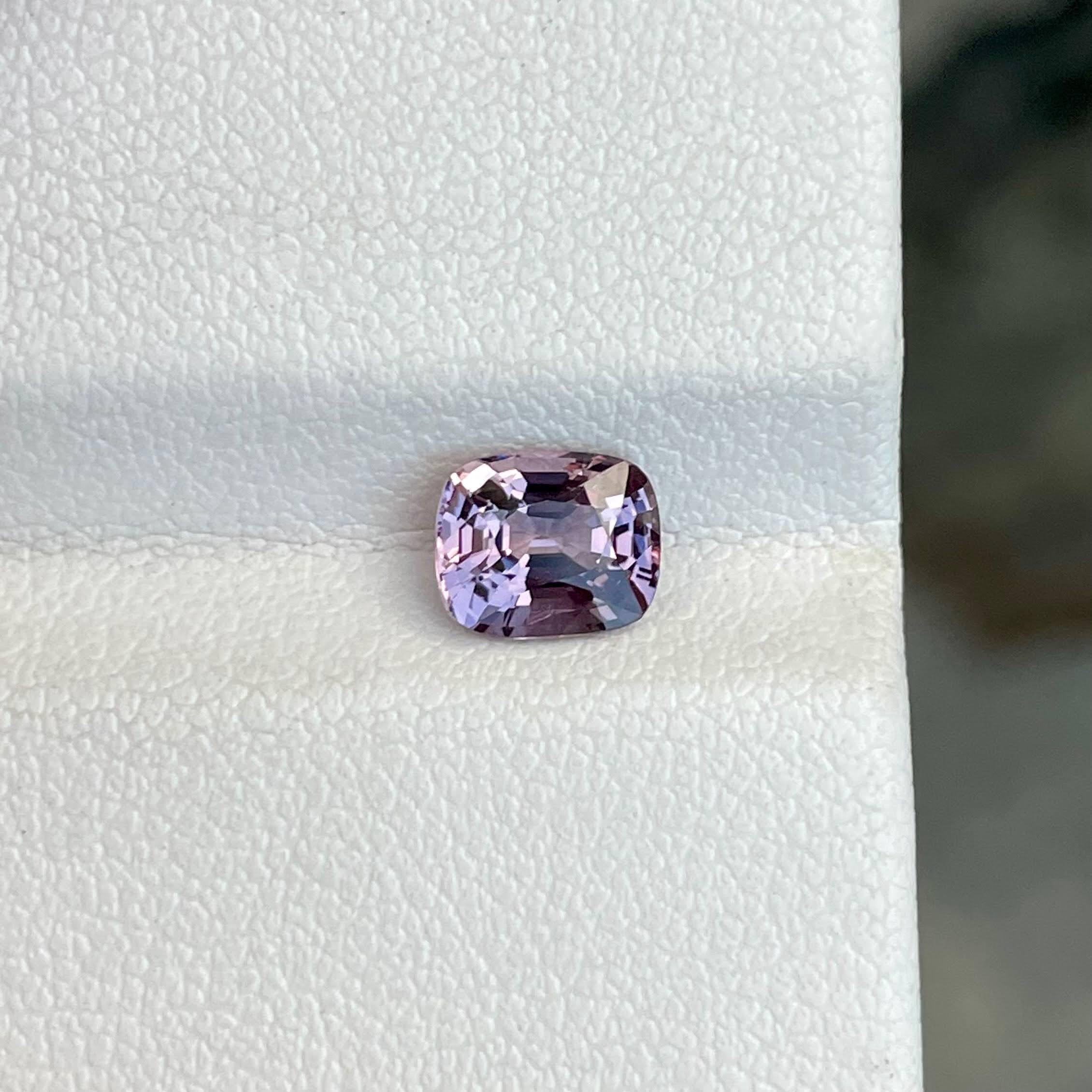 Moderne Pierre précieuse naturelle de spinelle birmane violet grisâtre de 1,15 carat, taille coussin en vente