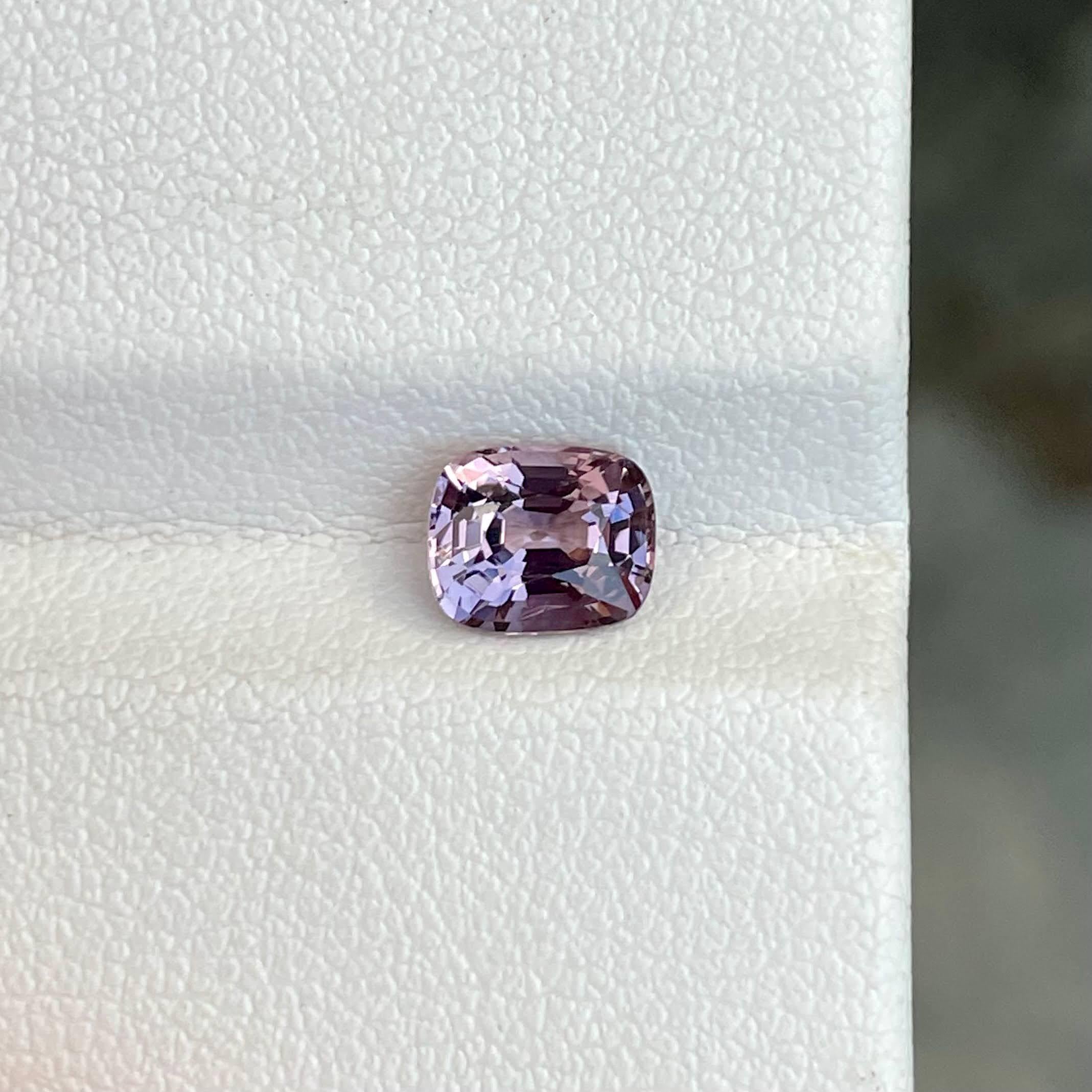 Taille coussin Pierre précieuse naturelle de spinelle birmane violet grisâtre de 1,15 carat, taille coussin en vente