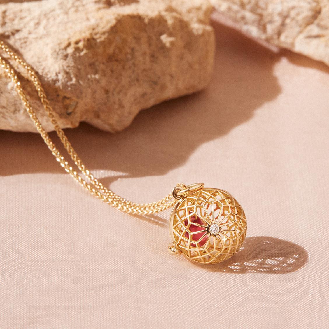 Contemporary 1.15 Carat Pink Tourmaline & Diamonds 18 Karat Yellow Gold Pendant Necklace For Sale