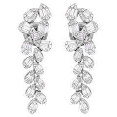 1,15 Ct. Orecchini pendenti con diamanti tondi e baguette in oro bianco 18 carati