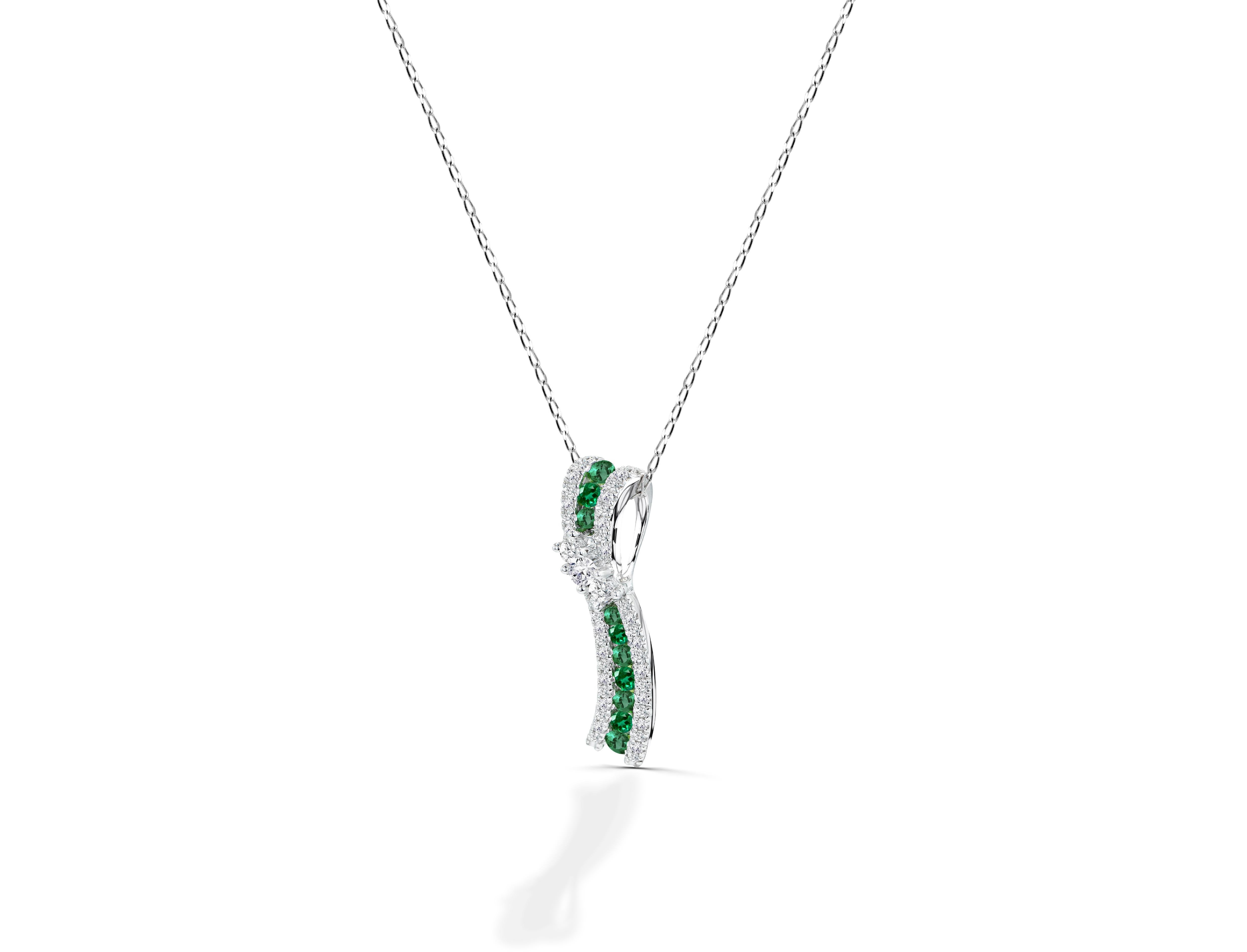 Round Cut 1.15 Ct Diamond and Emerald Necklace in 14k Gold For Sale