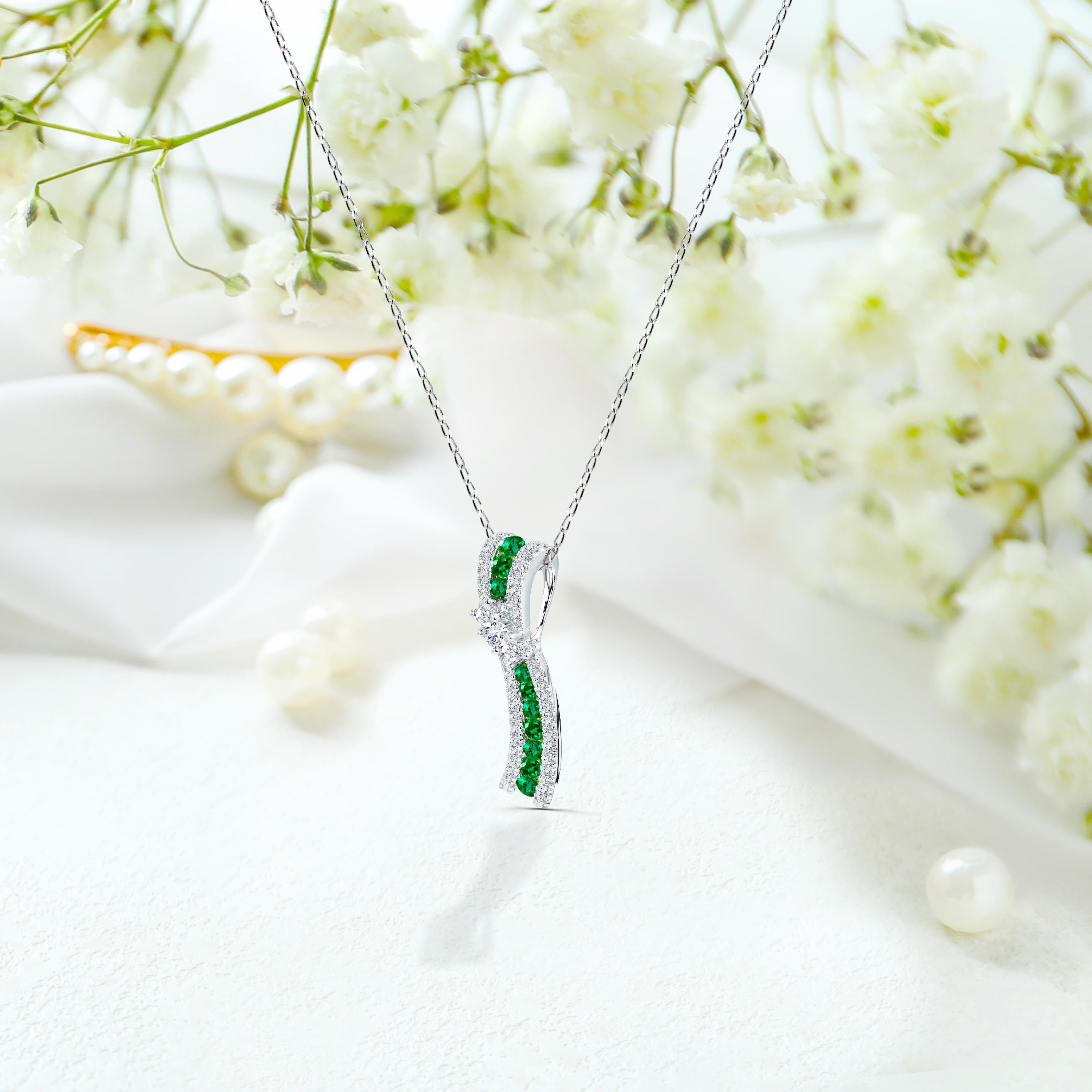 1.15 Ct Diamond and Emerald Necklace in 14k Gold In New Condition For Sale In Bangkok, TH