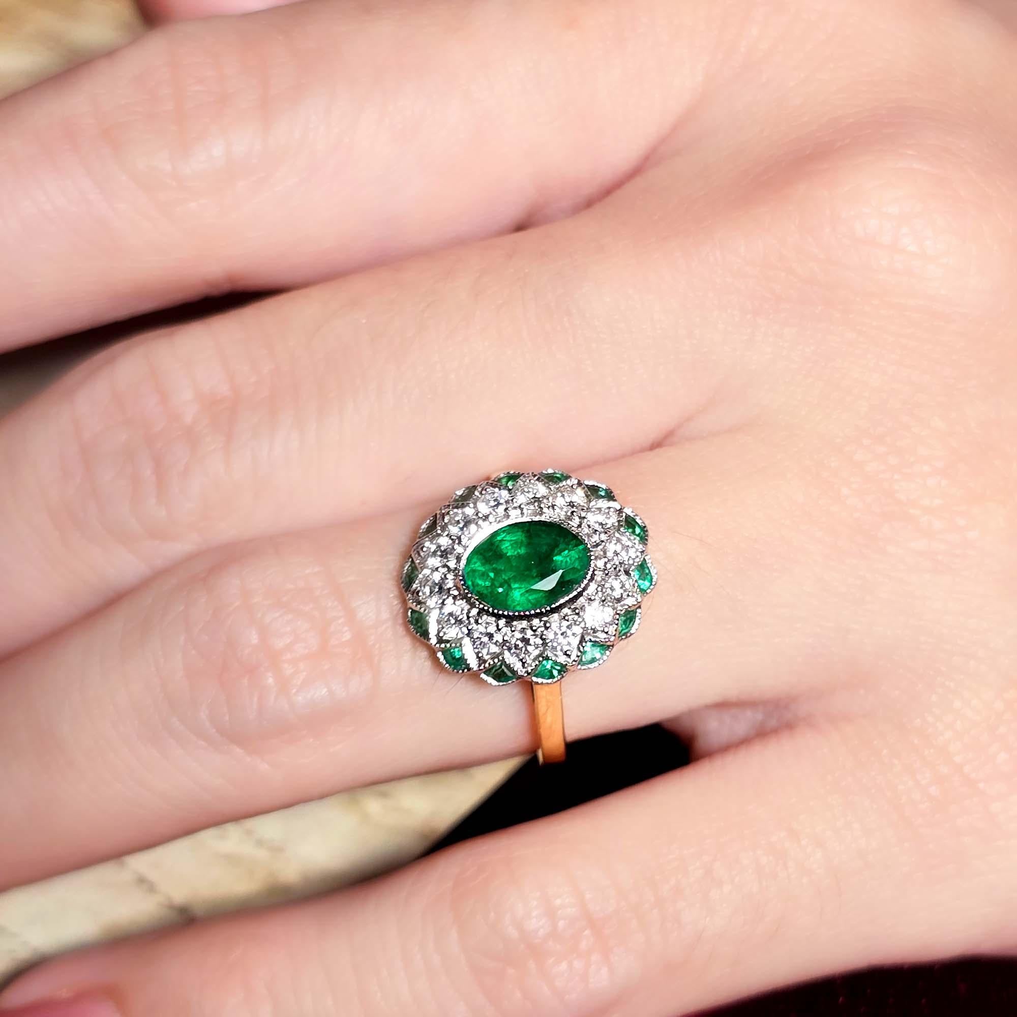 La bague à halo floral en émeraude et diamant de style Art déco est ornée d'une magnifique émeraude de 1,15 carat au centre, entourée d'un halo de diamants disposés selon un motif floral. Les diamants étincelants rehaussent la riche teinte verte de