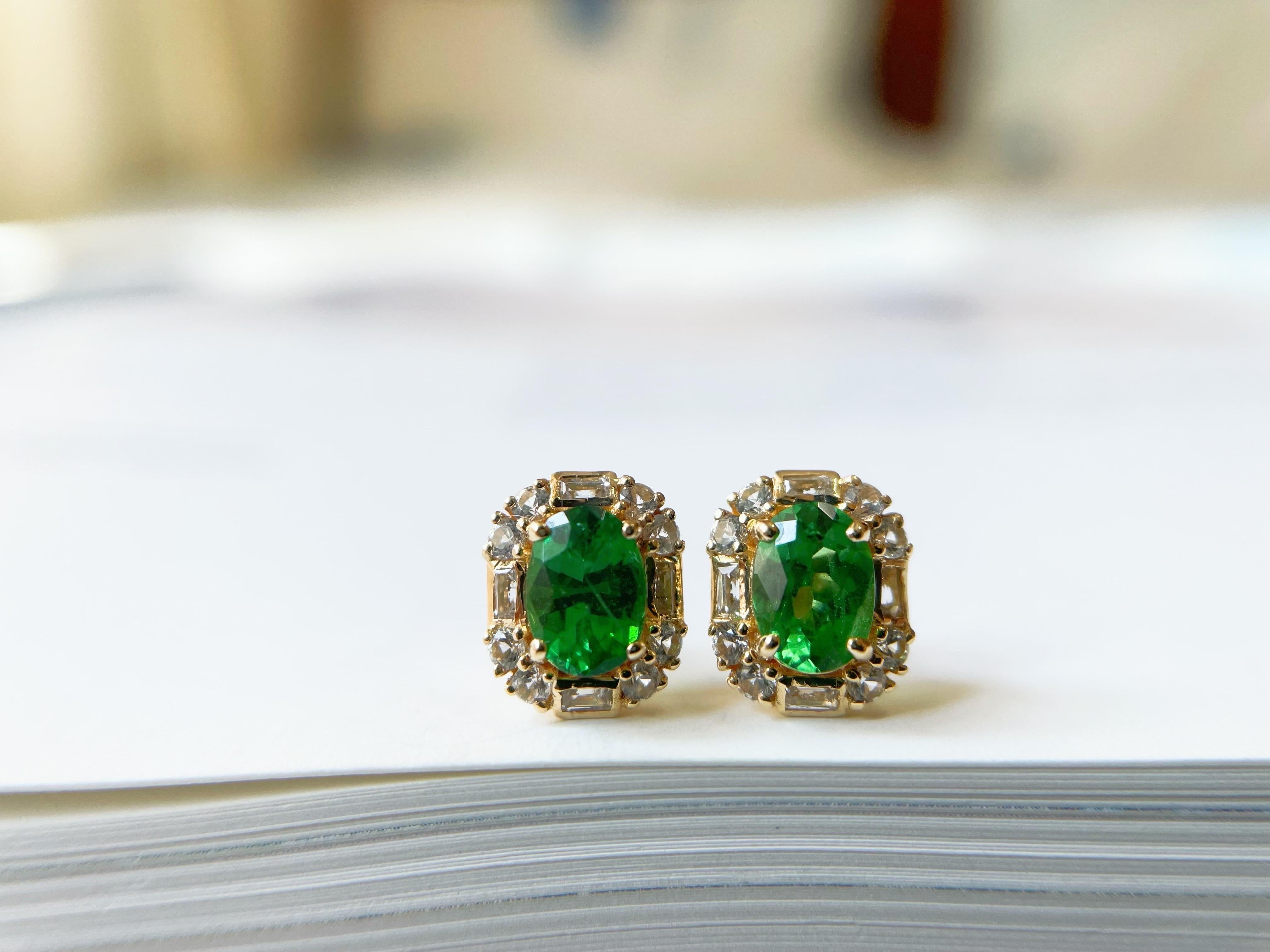 1.15 Ct - Natural Tsavorite in 18K Yellow Gold and White Sapphires Ear Studs In New Condition For Sale In Kowloon, HK
