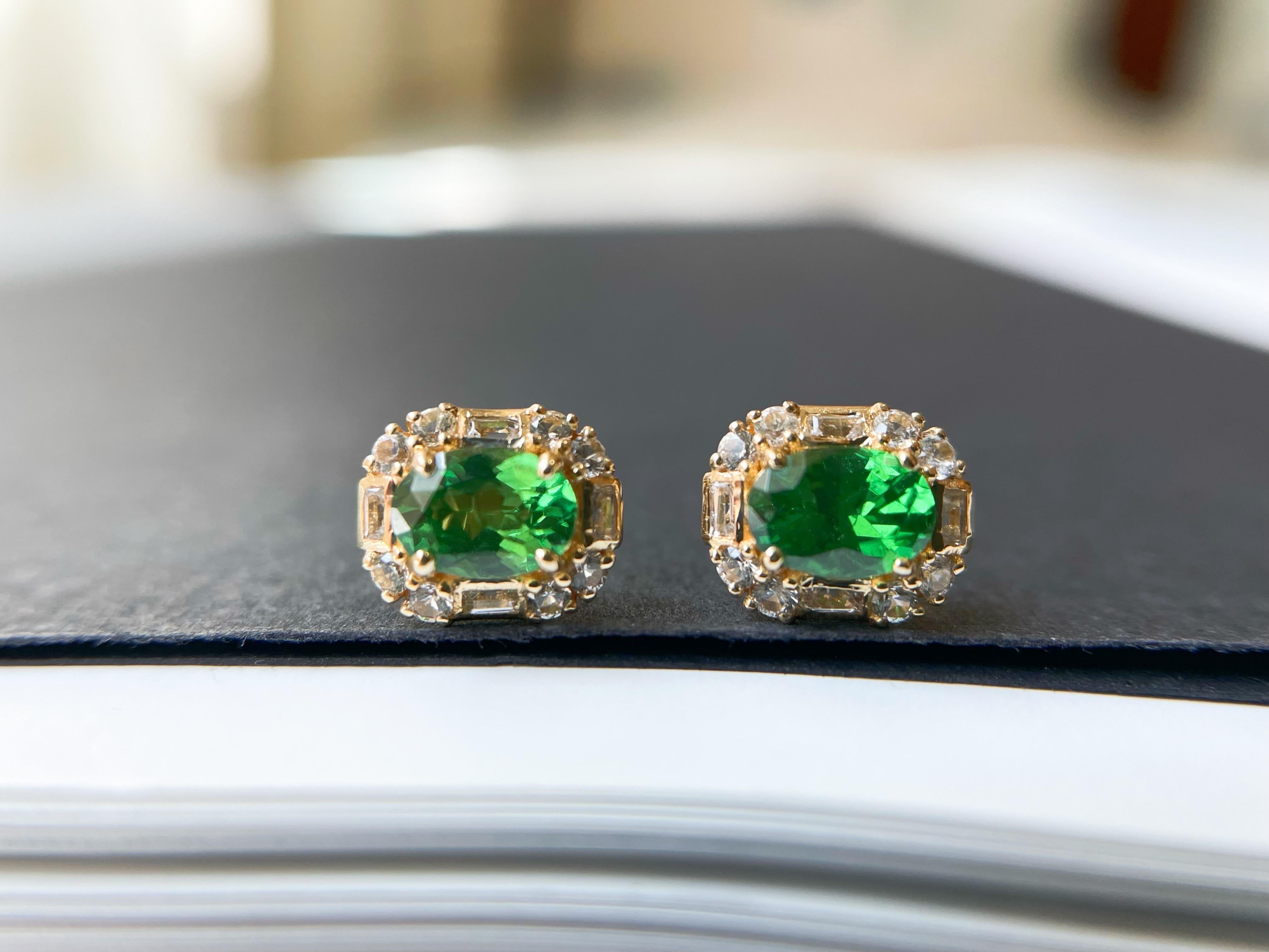Women's or Men's 1.15 Ct - Natural Tsavorite in 18K Yellow Gold and White Sapphires Ear Studs For Sale