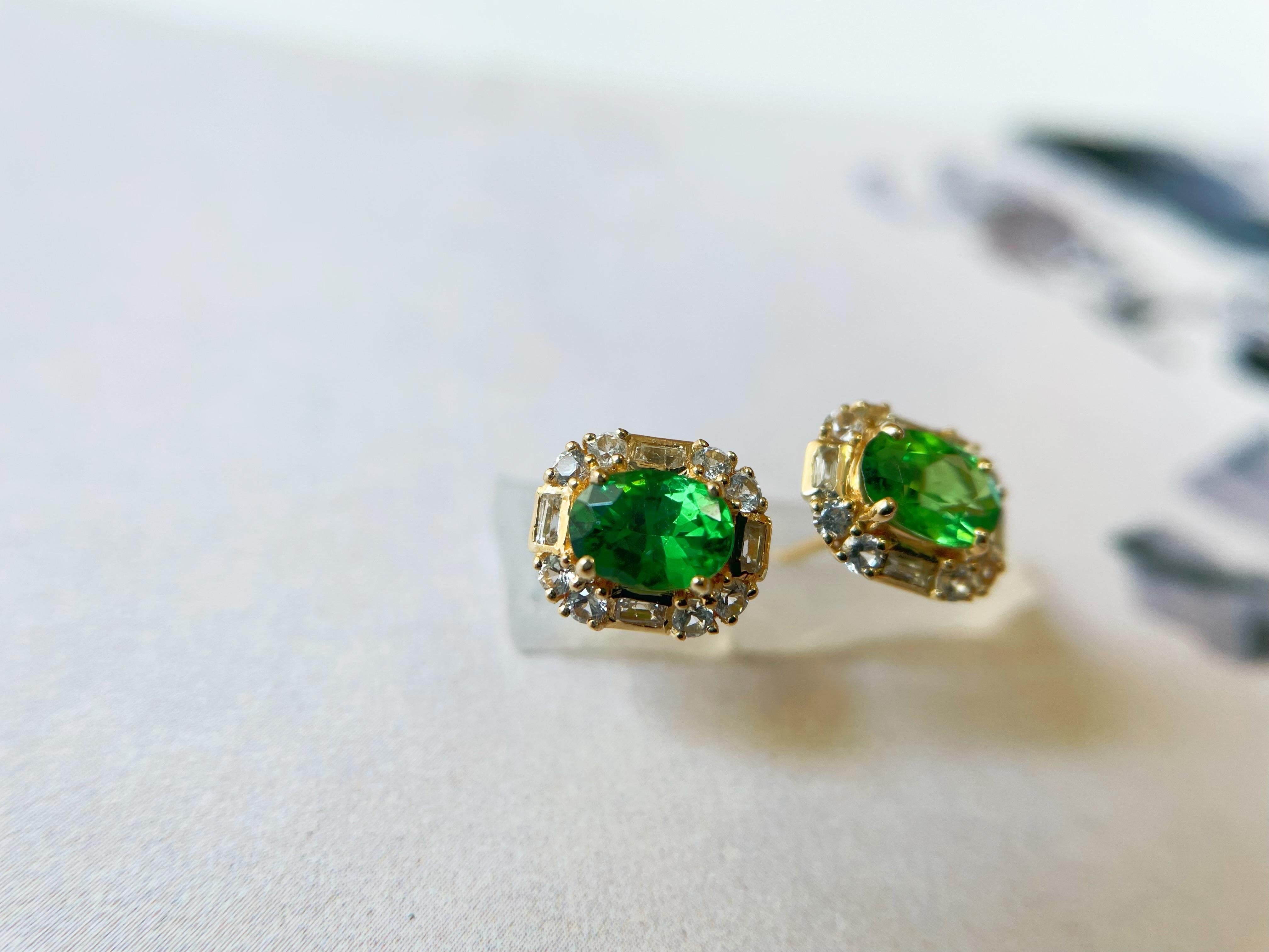 1.15 Ct - Natural Tsavorite in 18K Yellow Gold and White Sapphires Ear Studs For Sale 1