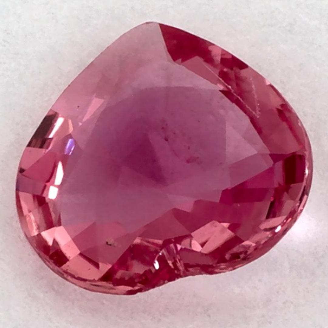 Donna Gemma sciolta con cuore di zaffiro rosa da 1.15 carati in vendita