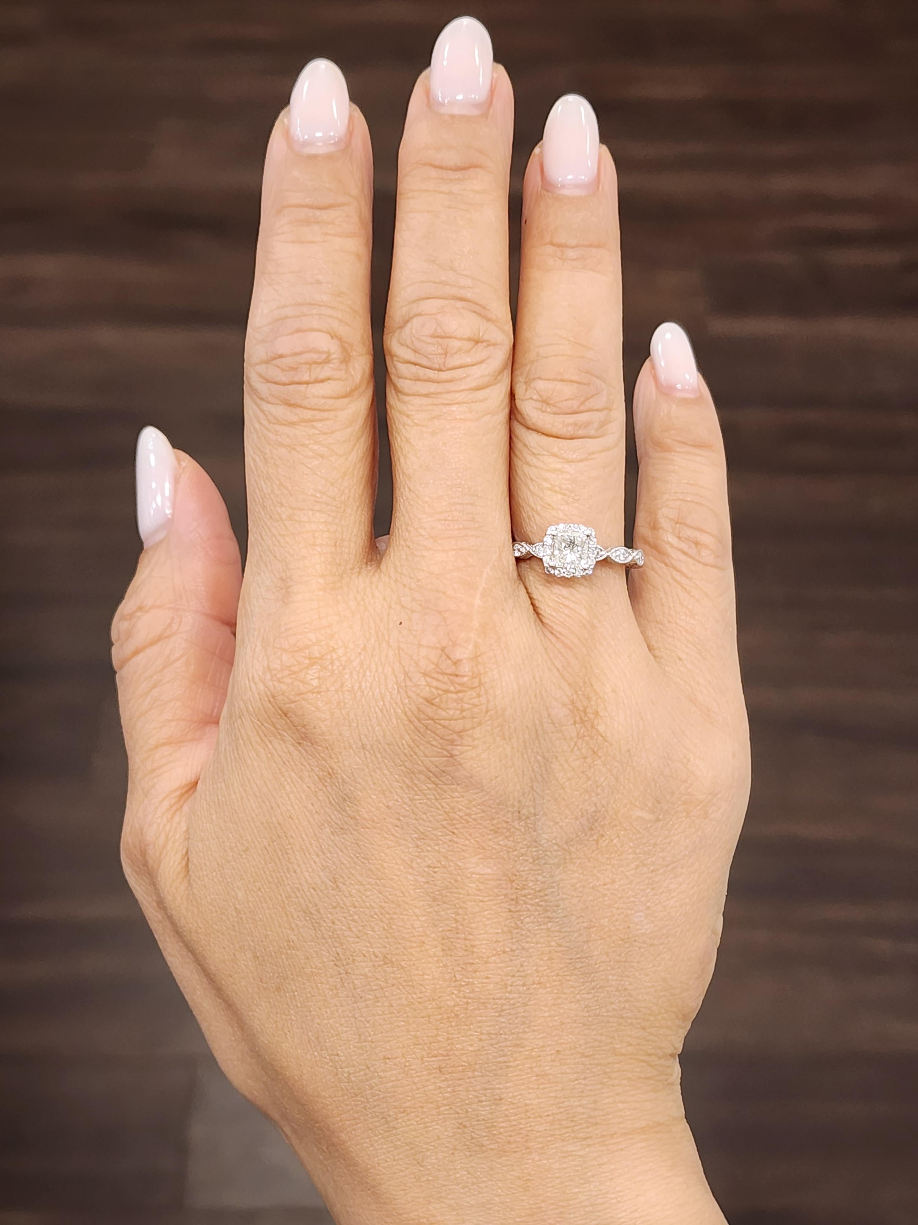 Erweitern Sie Ihre Kollektion mit diesem exquisiten Verlobungsring. Der weiße Diamant im Prinzessinnenschliff mit einem Gewicht von ca. 0,65 Karat ist aus 14 Karat Weißgold gefertigt. Der Hauptdiamant hat eine Reinheit von VS1/VS2 und einen Farbgrad