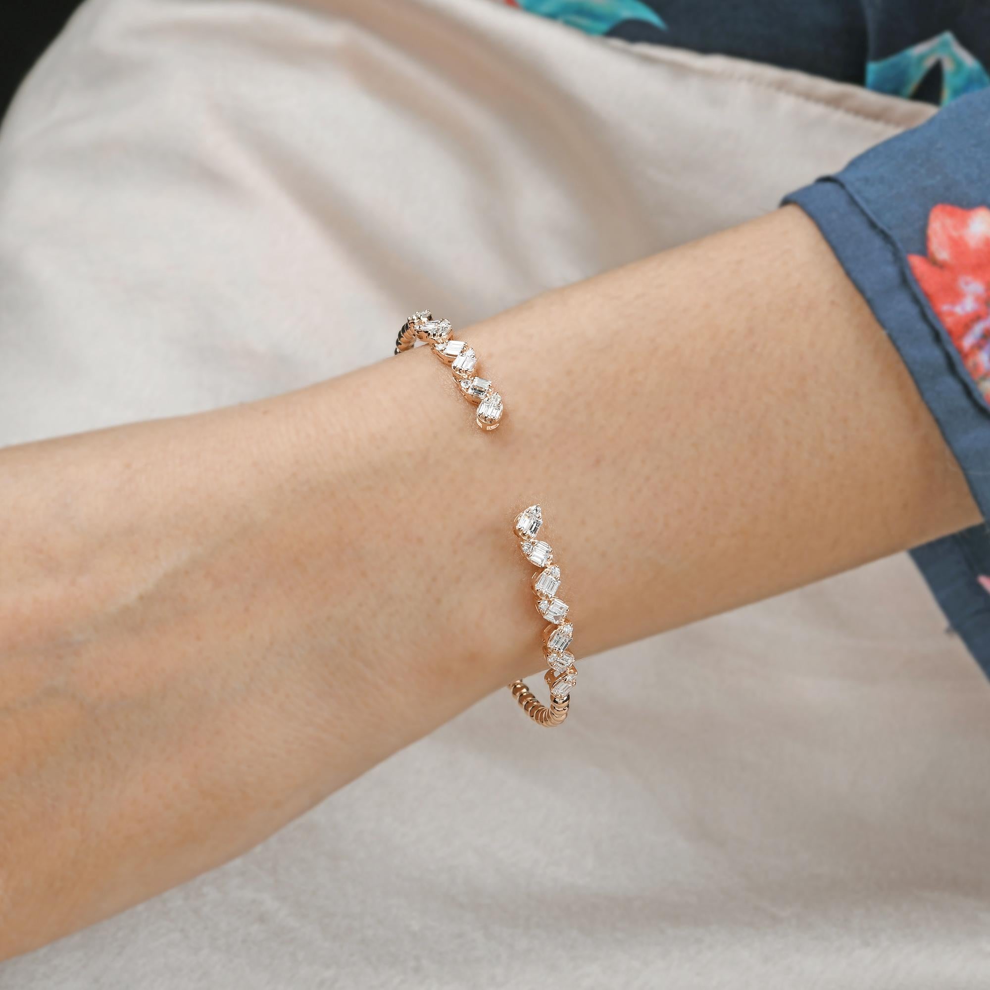 Este brazalete de diamantes moderno de 1,15 qt SI/H, hecho a mano en oro rosa de 14 quilates, está compuesto por un diseño metálico de cuentas lisas. Hacia los extremos abiertos, la pulsera está bellamente acentuada con un racimo de diamantes talla