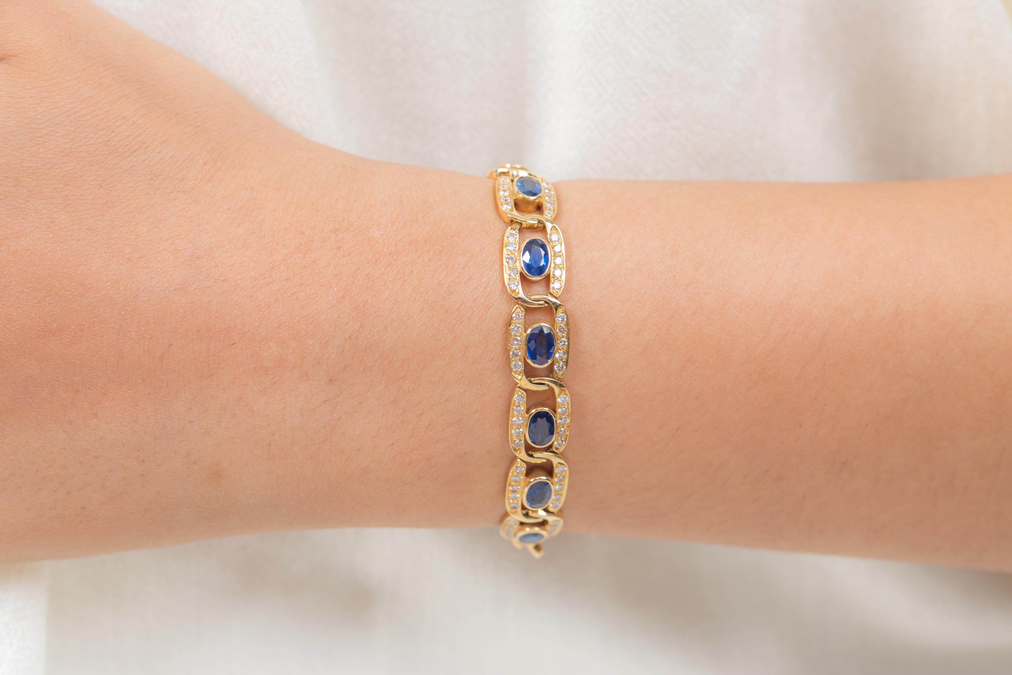 11,5 Cts Oval Cut Blue Sapphire Diamond Tennis Bracelet in 18k Gelbgold Armbänder werden getragen, um das Aussehen zu verbessern. Frauen lieben es, gut auszusehen. Es ist üblich, dass eine Frau ein schönes Goldarmband am Handgelenk trägt. Ein
