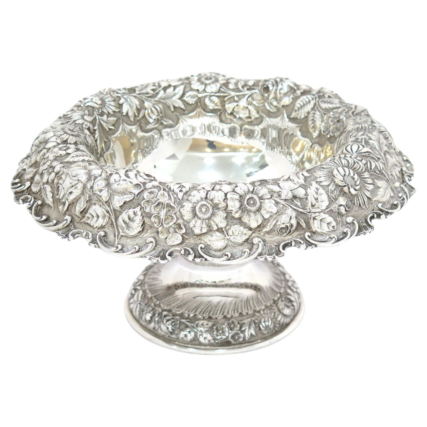11.5 in - Sterling Silver Stieff Antique 1904-1909 Floral Repousse Footed Bowle en vente