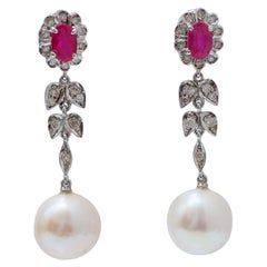 Boucles d'oreilles en or blanc avec perles de 11.5 mm, rubis et diamants.