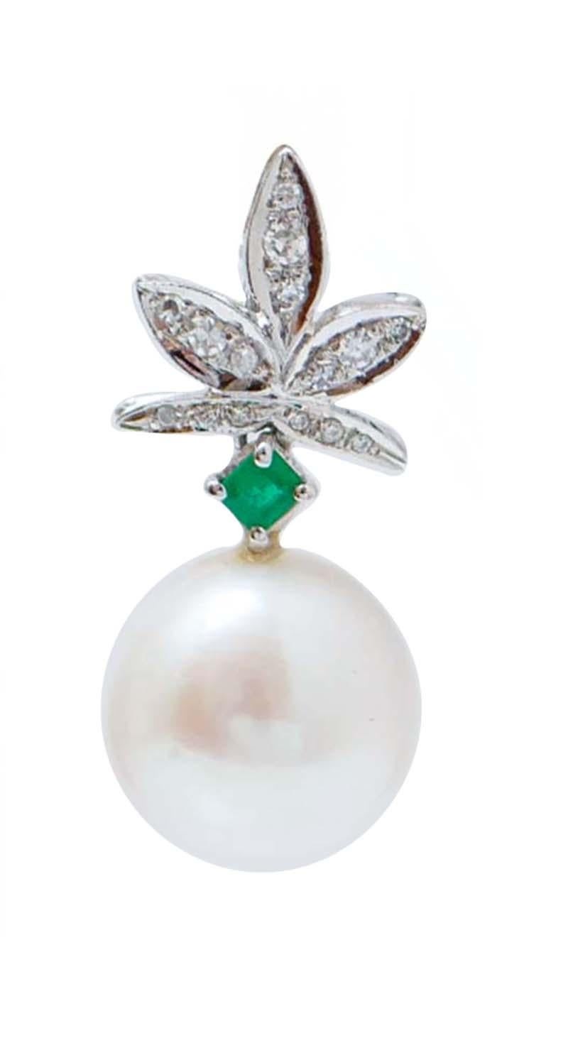 Amazing earrings in platinum structure mounted with leaves of diamonds and, below, an emerald. As pendant, a pearl.
These earrings were totally handmade by Italian master goldsmiths and they are in perfect conditions.
Diamonds 0.19 ct
Emeralds 0.19