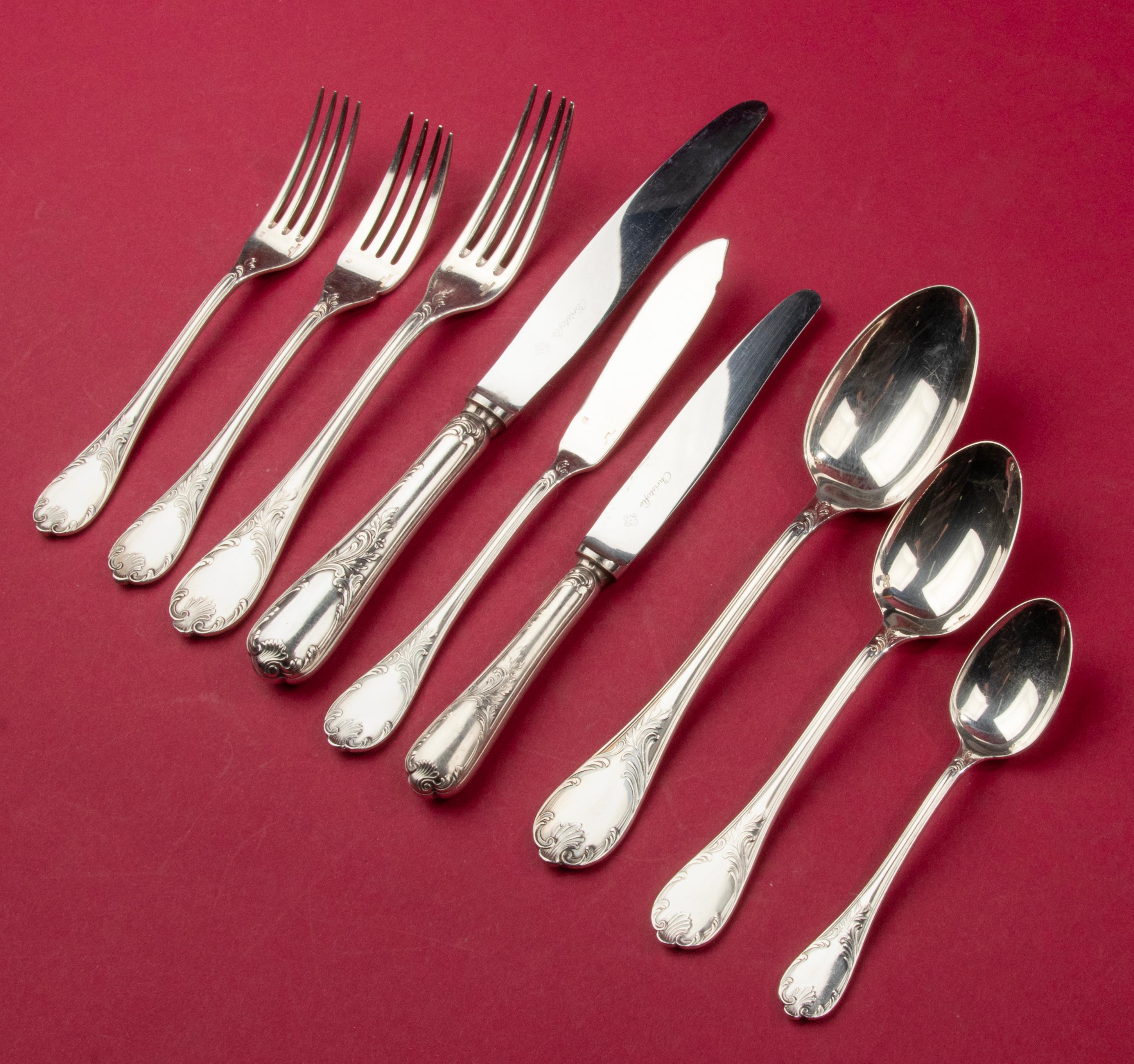 Une belle cantine vintage avec vaisselle en métal argenté pour 12 personnes, fabriquée par la marque française Christofle, de la série Marly. 
- 12 couteaux de table de 24,5 cm de haut 
- 12 fourchettes de table 20,5 cm 
- 12 cuillères de table 20,5