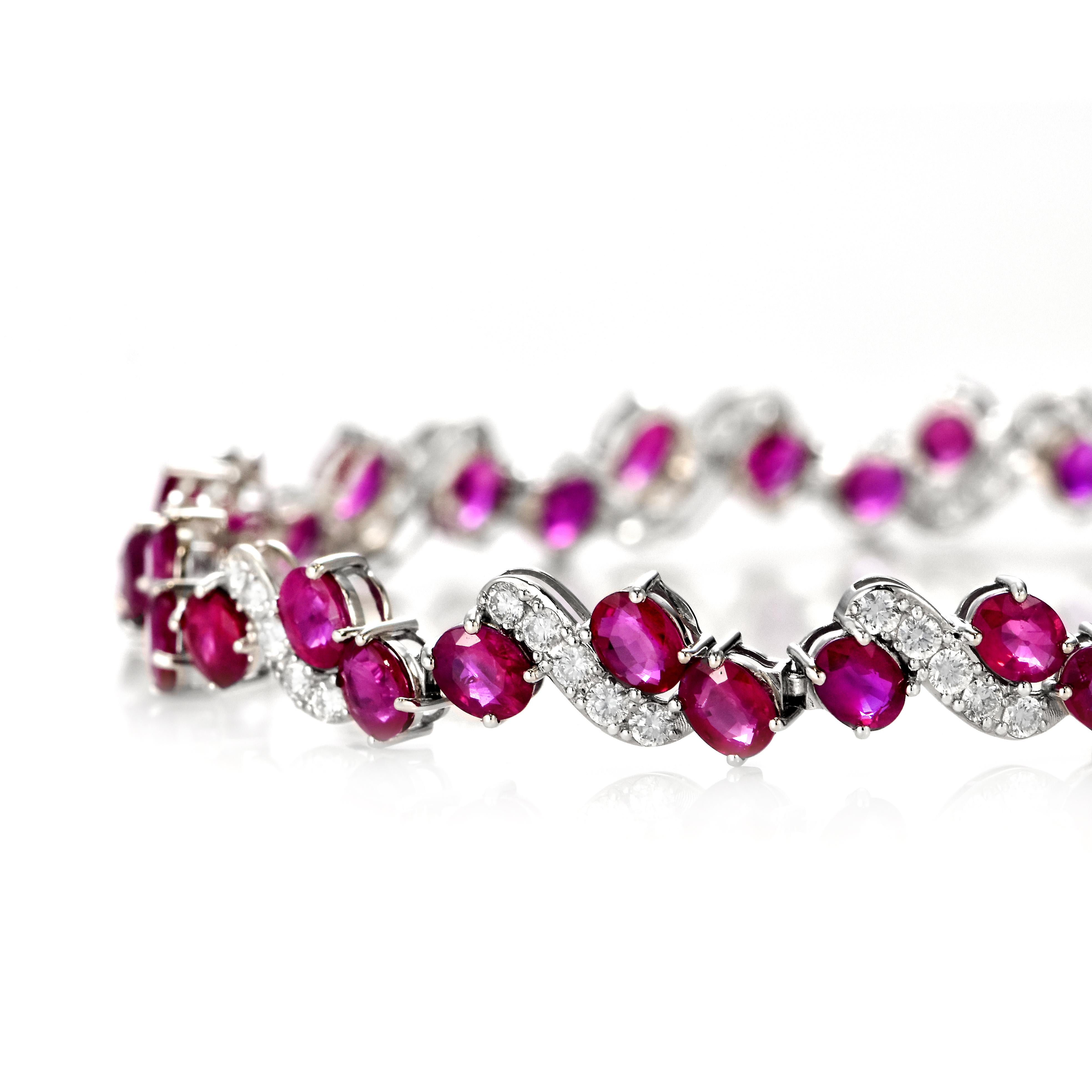 Ein wunderschönes Armband aus Platin mit insgesamt 11,50 Karat legendären burmesischen Rubinen und 1,45 Karat Diamanten. Rubine werden im Sanskrit als 