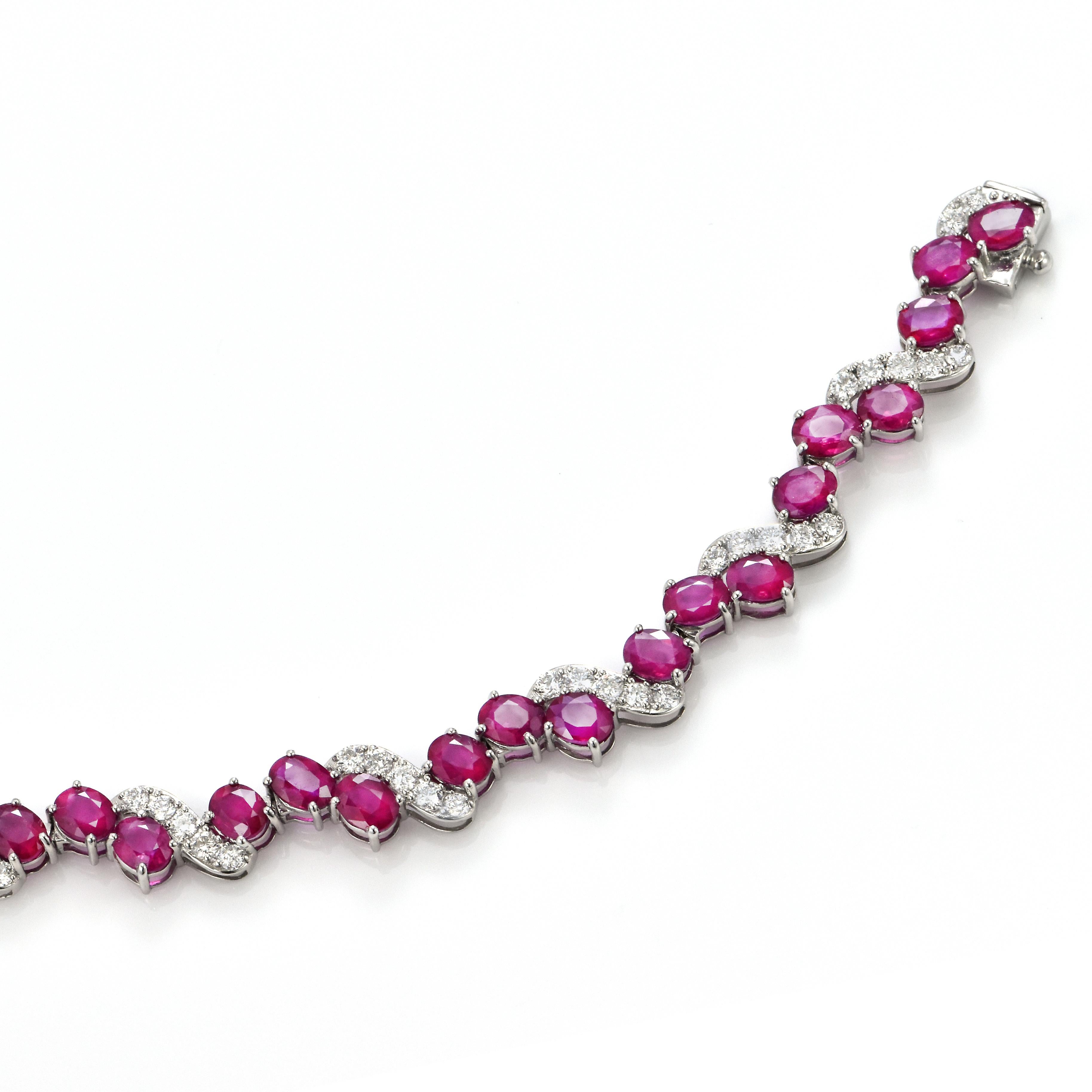 Armband aus Platin mit 11,50 Karat natürlichen burmesischen Rubinen und Diamanten (Ovalschliff) im Angebot