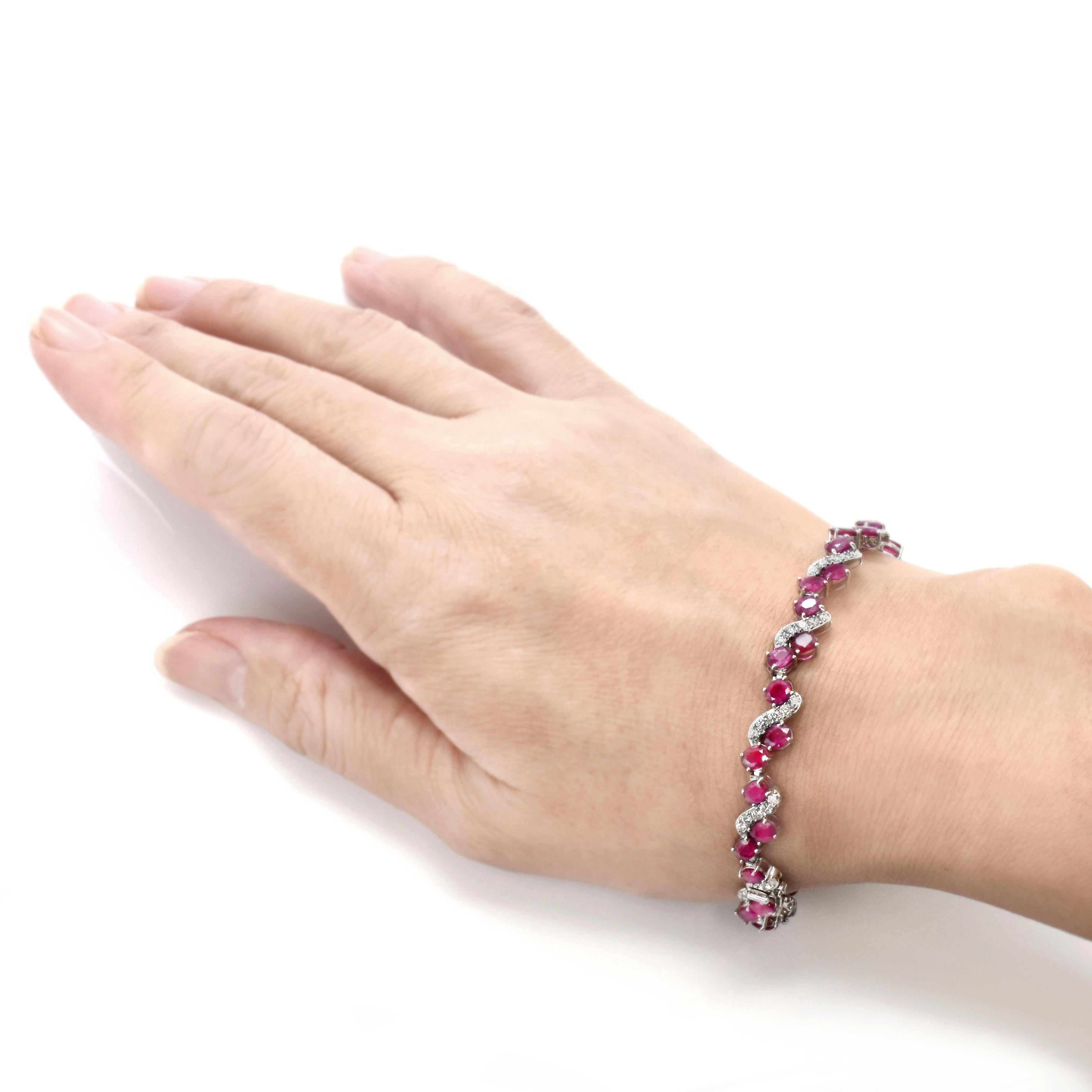 Armband aus Platin mit 11,50 Karat natürlichen burmesischen Rubinen und Diamanten im Zustand „Neu“ im Angebot in Tokyo, JP