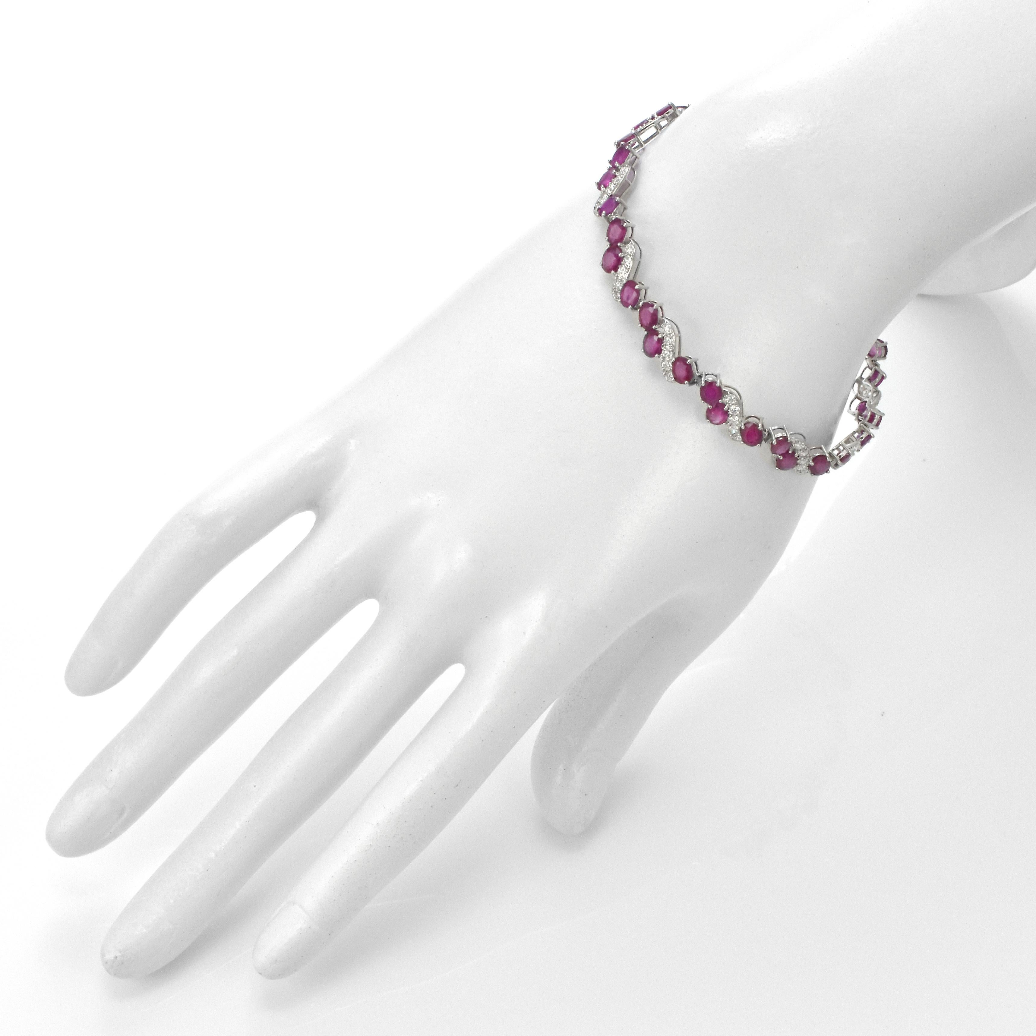 Armband aus Platin mit 11,50 Karat natürlichen burmesischen Rubinen und Diamanten Damen im Angebot