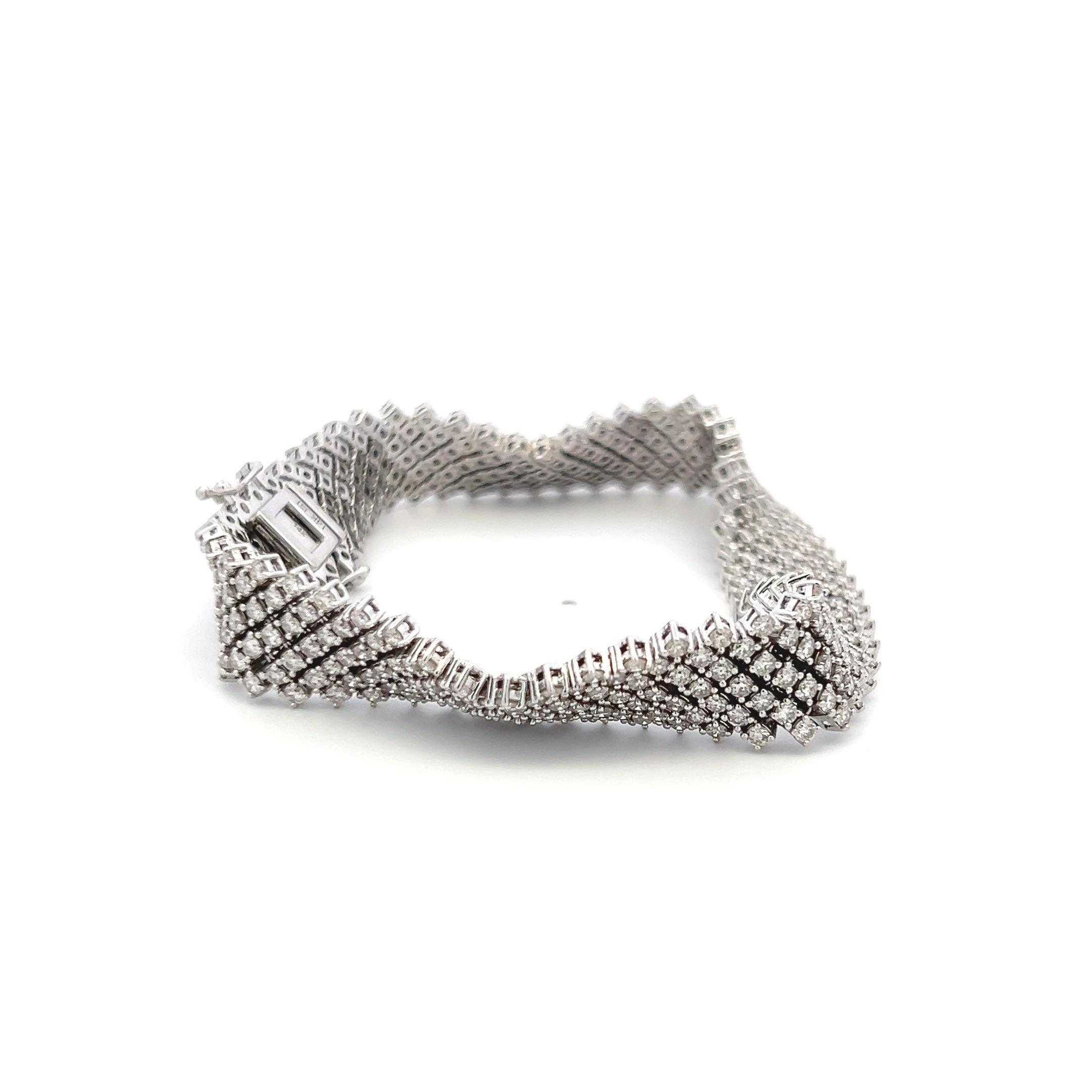 Titre :
11.50 Carat Round Brilliant G VS Diamond 14 Karat White Gold Tennis Bracelet
Le style :
Tennis
Métal :
Or blanc 14 carats
Pierre précieuse 1 :
Diamant de 11.5 carat
Nombre de pierres :
383
Couleur :
G
La clarté :
VS
Forme :
Brillant