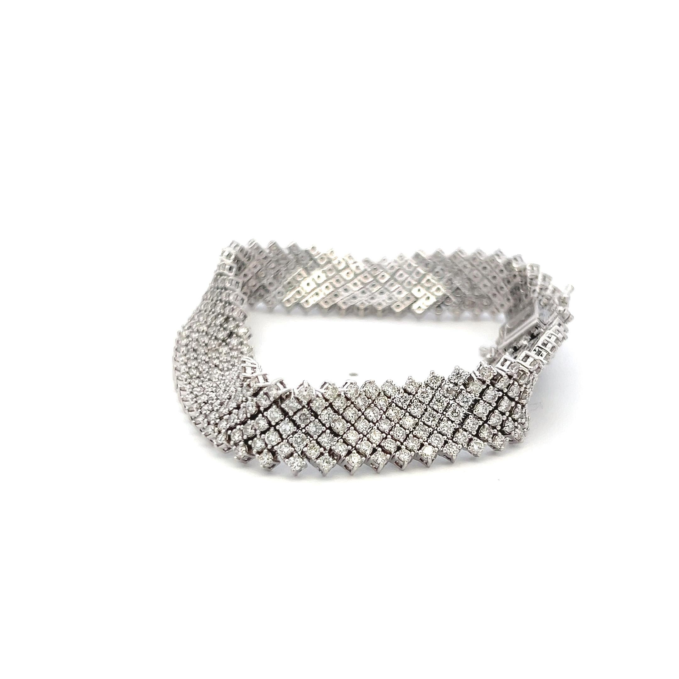 11.50 Carat Round Brilliant G VS Diamond 14 Karat White Gold Tennis Bracelet Bon état - En vente à New York, NY