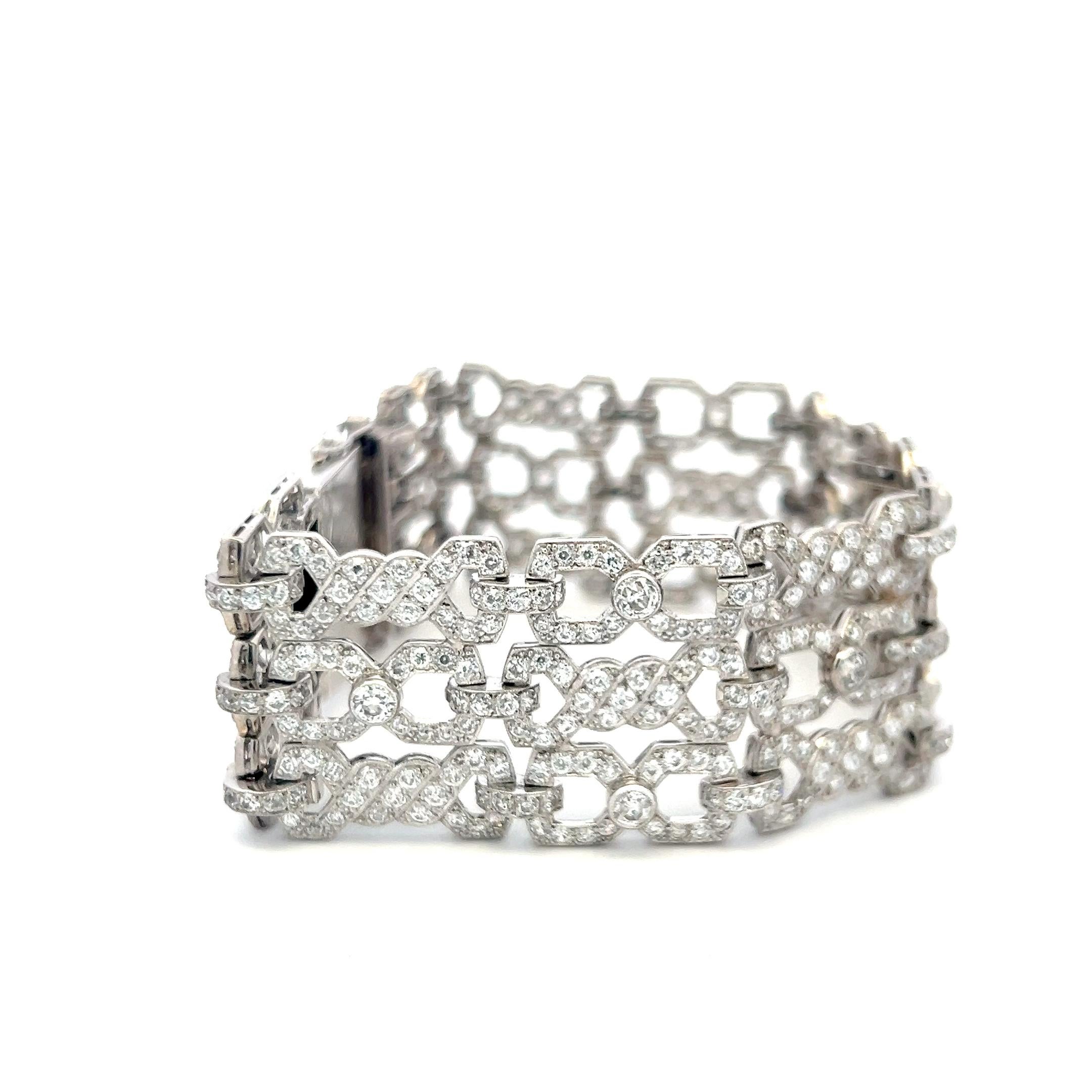 Titre :
Cet exquis bracelet vintage à larges maillons est inondé d'éclat, mettant en valeur un impressionnant ensemble de 11,50 carats de diamants ronds brillants de couleur G et de pureté VS. Chaque section est élaborée de manière complexe en or