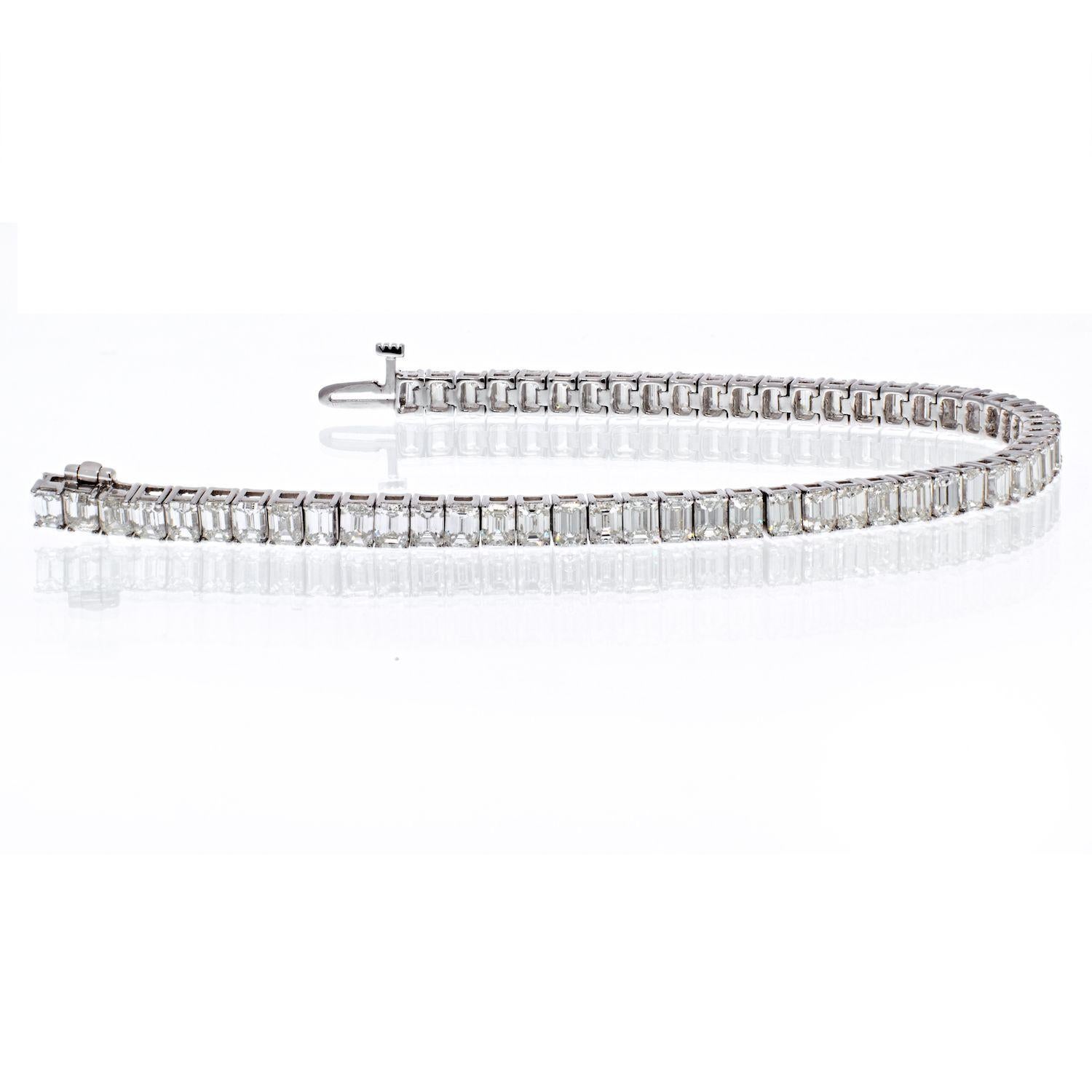 11.50 Carat Straight Line White Gold Emerald Cut Bracelet In Excellent Condition In New York, NY