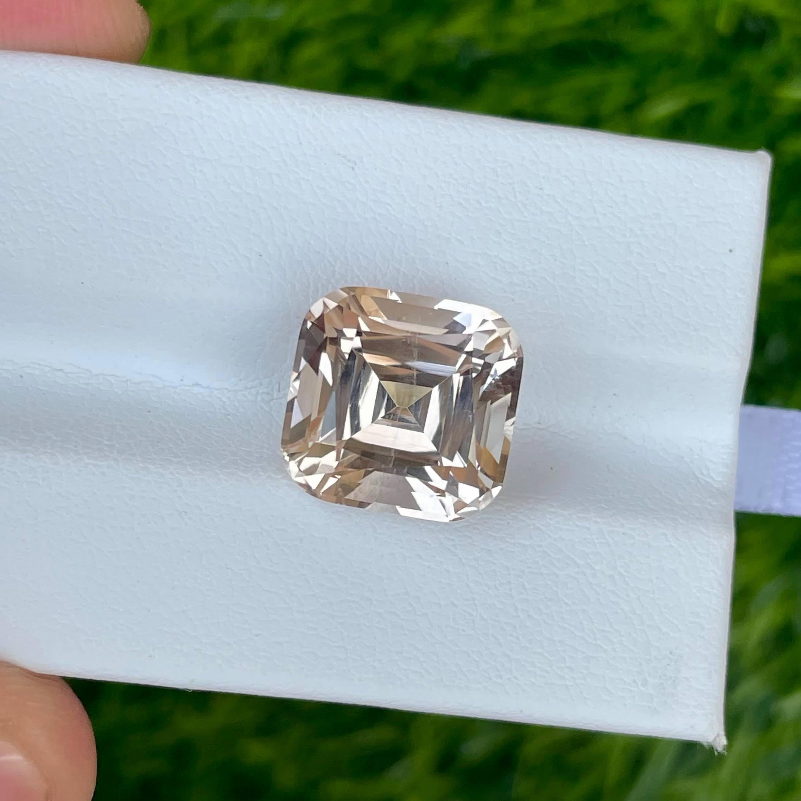 Moderno 11,50 carati di Topazio d'Oro Taglio Cuscino Gemma Naturale Pakistana in vendita