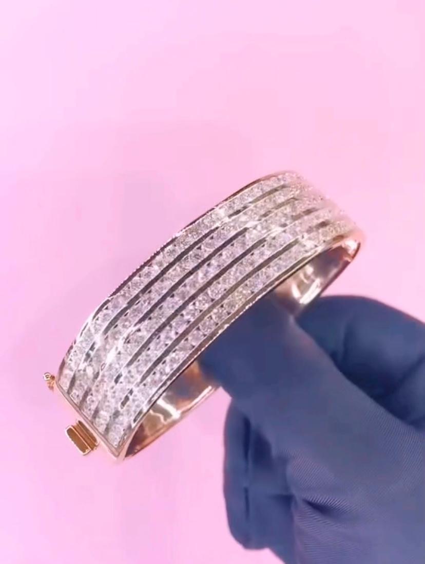 An exclusive diamonds bracelet in contemporary design, in elegant and refined style.
Elevate your timeless of beauty and add a touch of charm and class on your look.
Magnificent bracelet come in 18k rosè gold with Natural Diamonds, in round brillant