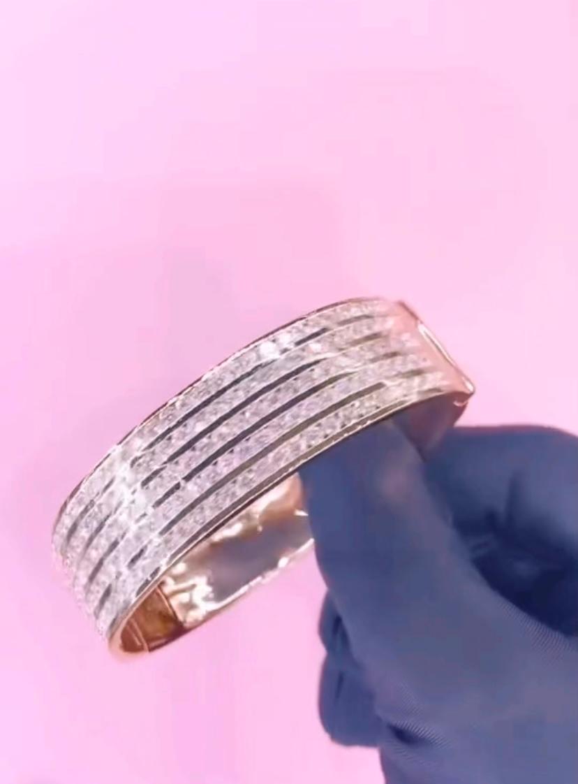 Round Cut 11.50 Carats Natural Diamonds 18K Gold Modern Bracelet For Sale