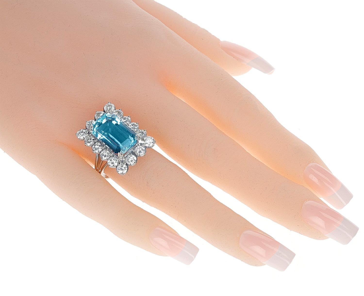 11.50 Ct. Emerald-Cut Aquamarine and Diamond Cocktail Ring, 18K In Excellent Condition For Sale In New York, NY
